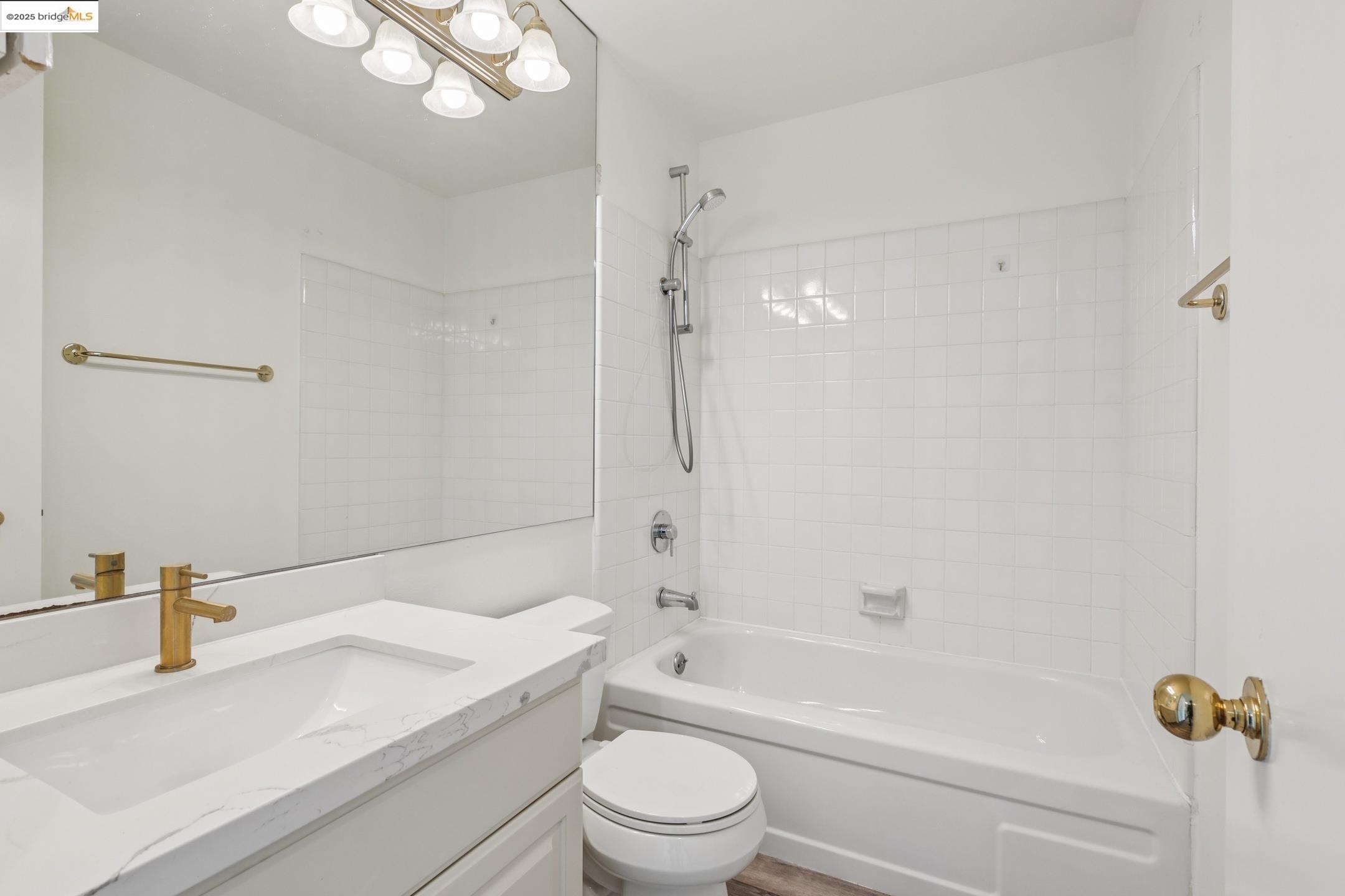 Detail Gallery Image 9 of 13 For 565 Bellevue Ave #1708,  Oakland,  CA 94610 - 1 Beds | 2 Baths