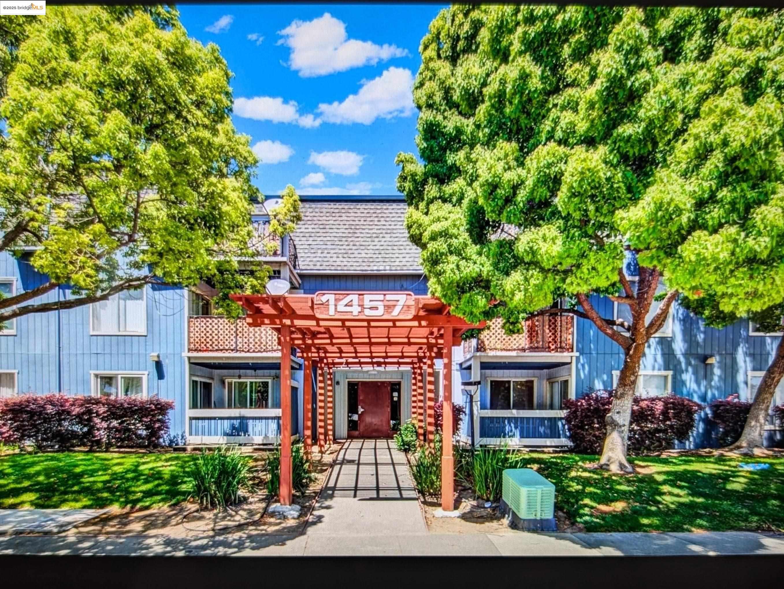Detail Gallery Image 1 of 27 For 1457 N Camino Alto #214,  Vallejo,  CA 94589 - 1 Beds | 1 Baths