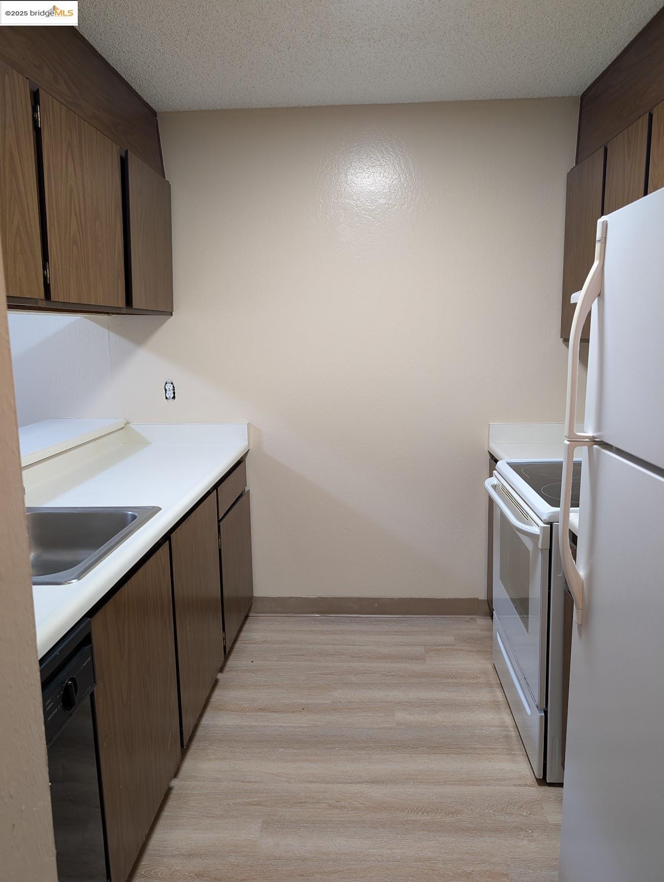 Detail Gallery Image 13 of 27 For 1457 N Camino Alto #214,  Vallejo,  CA 94589 - 1 Beds | 1 Baths