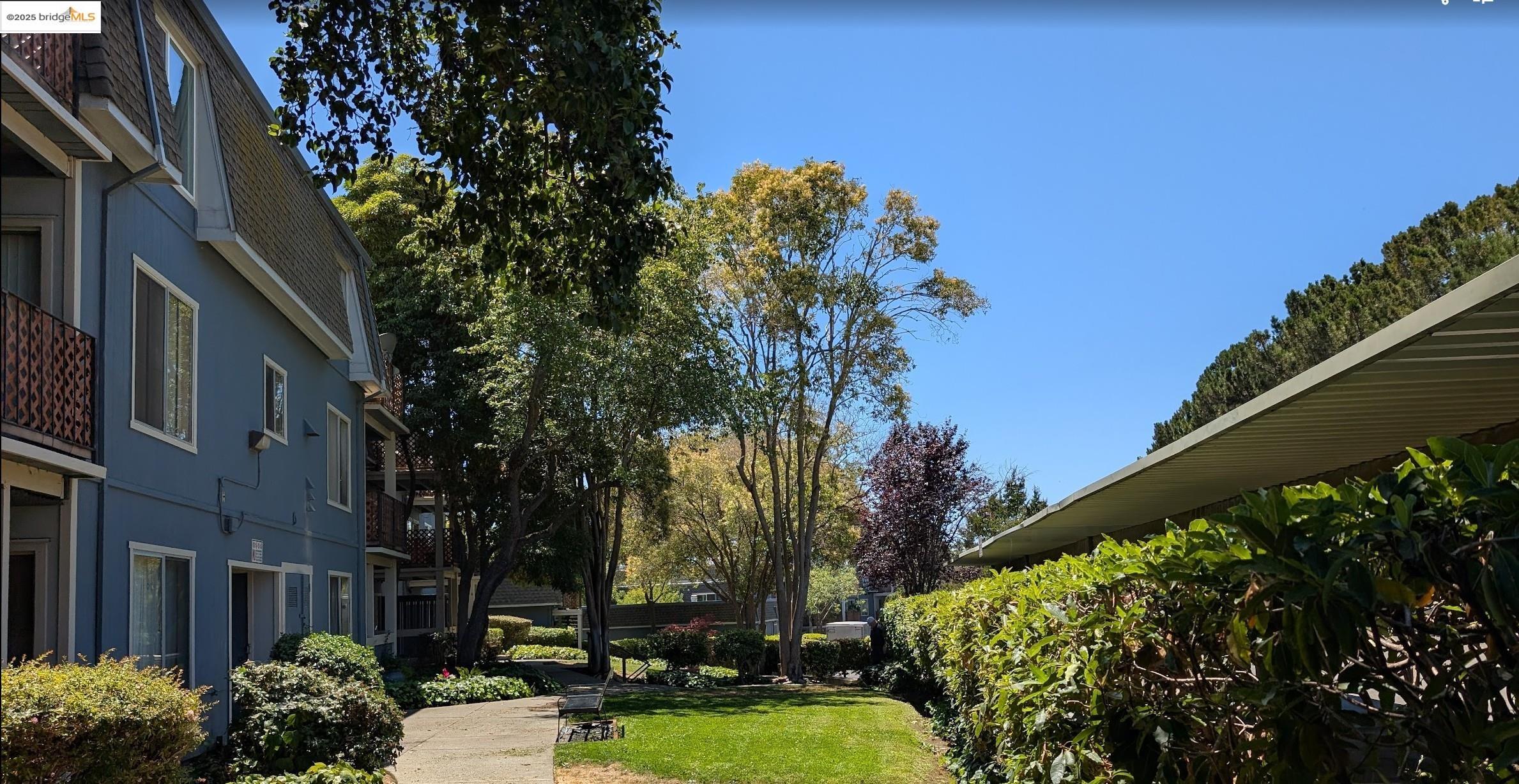 Detail Gallery Image 3 of 27 For 1457 N Camino Alto #214,  Vallejo,  CA 94589 - 1 Beds | 1 Baths