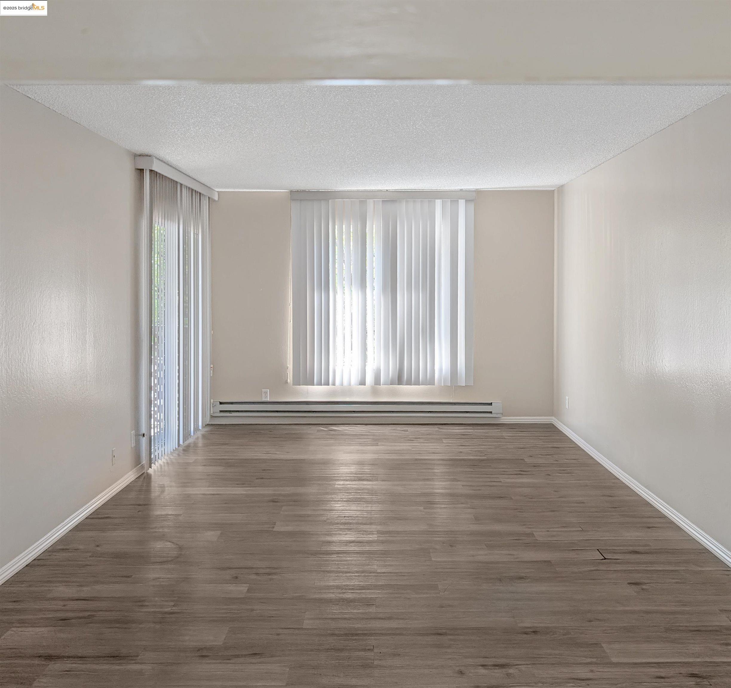 Detail Gallery Image 6 of 27 For 1457 N Camino Alto #214,  Vallejo,  CA 94589 - 1 Beds | 1 Baths