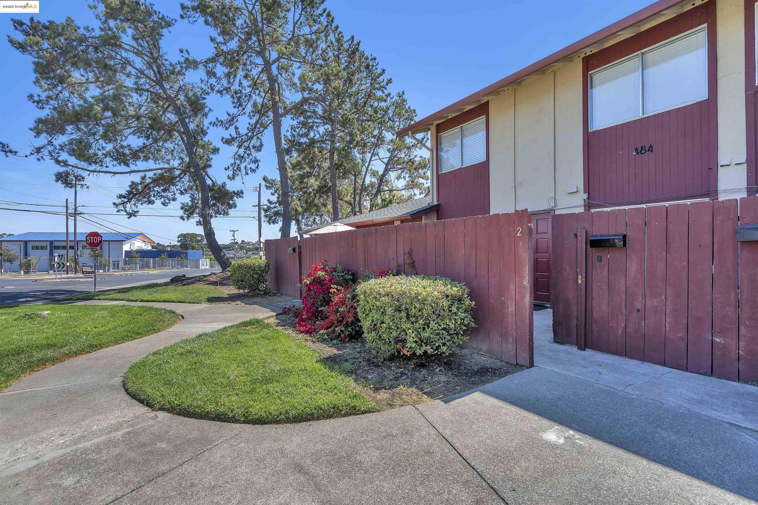 Detail Gallery Image 2 of 22 For 484 Corcoran Ave #2,  Vallejo,  CA 94589 - 2 Beds | 1/1 Baths