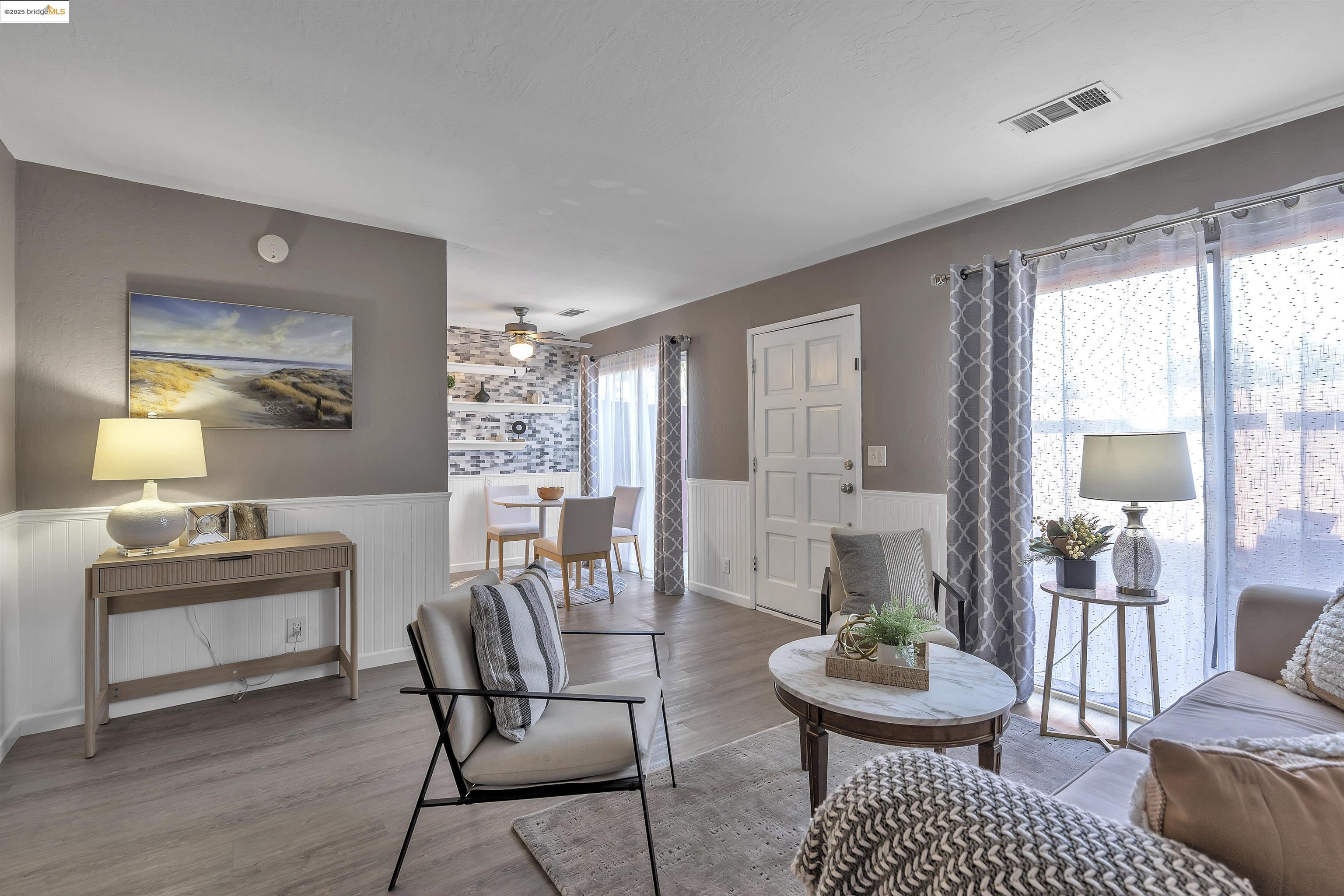 Detail Gallery Image 3 of 22 For 484 Corcoran Ave #2,  Vallejo,  CA 94589 - 2 Beds | 1/1 Baths