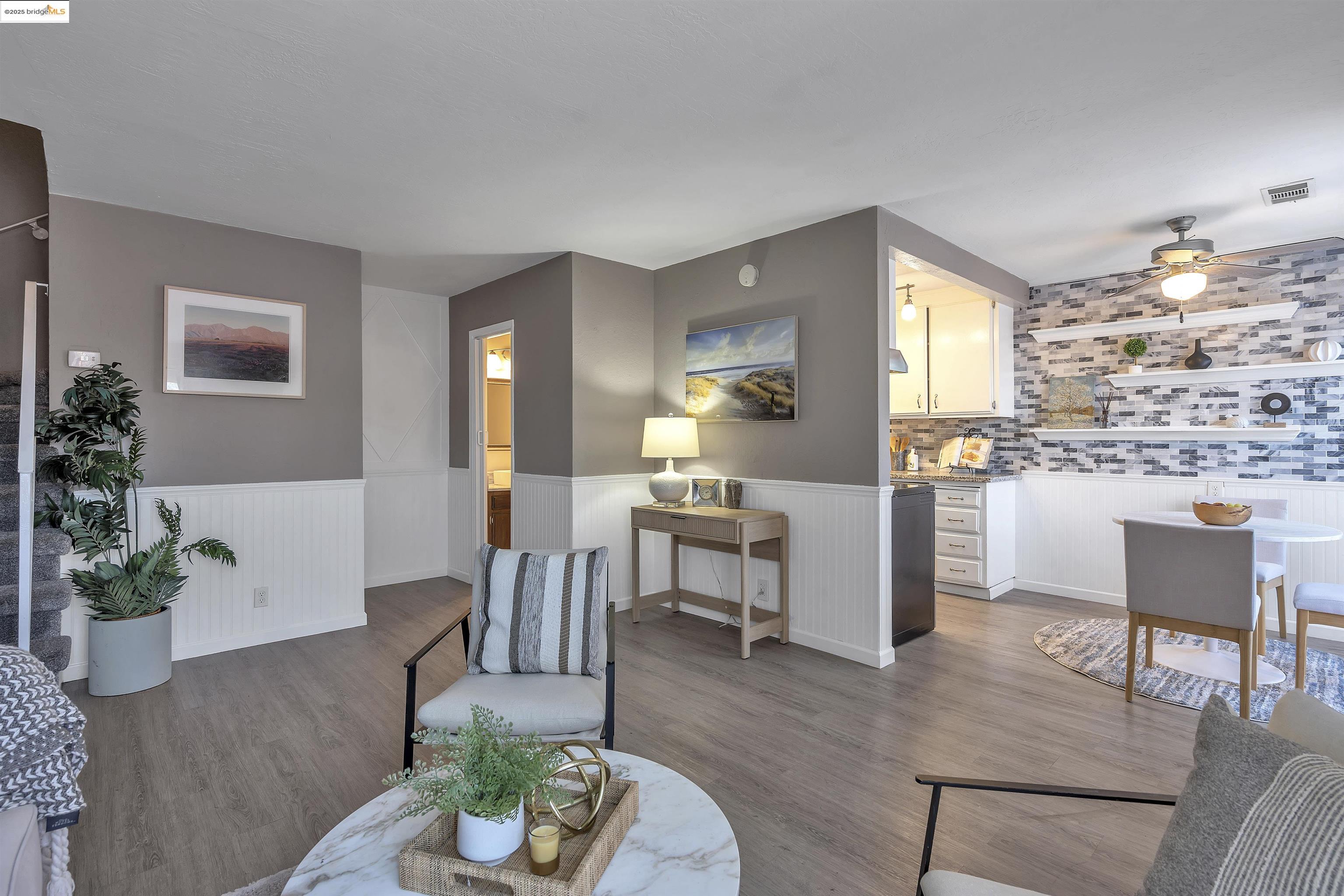 Detail Gallery Image 5 of 22 For 484 Corcoran Ave #2,  Vallejo,  CA 94589 - 2 Beds | 1/1 Baths