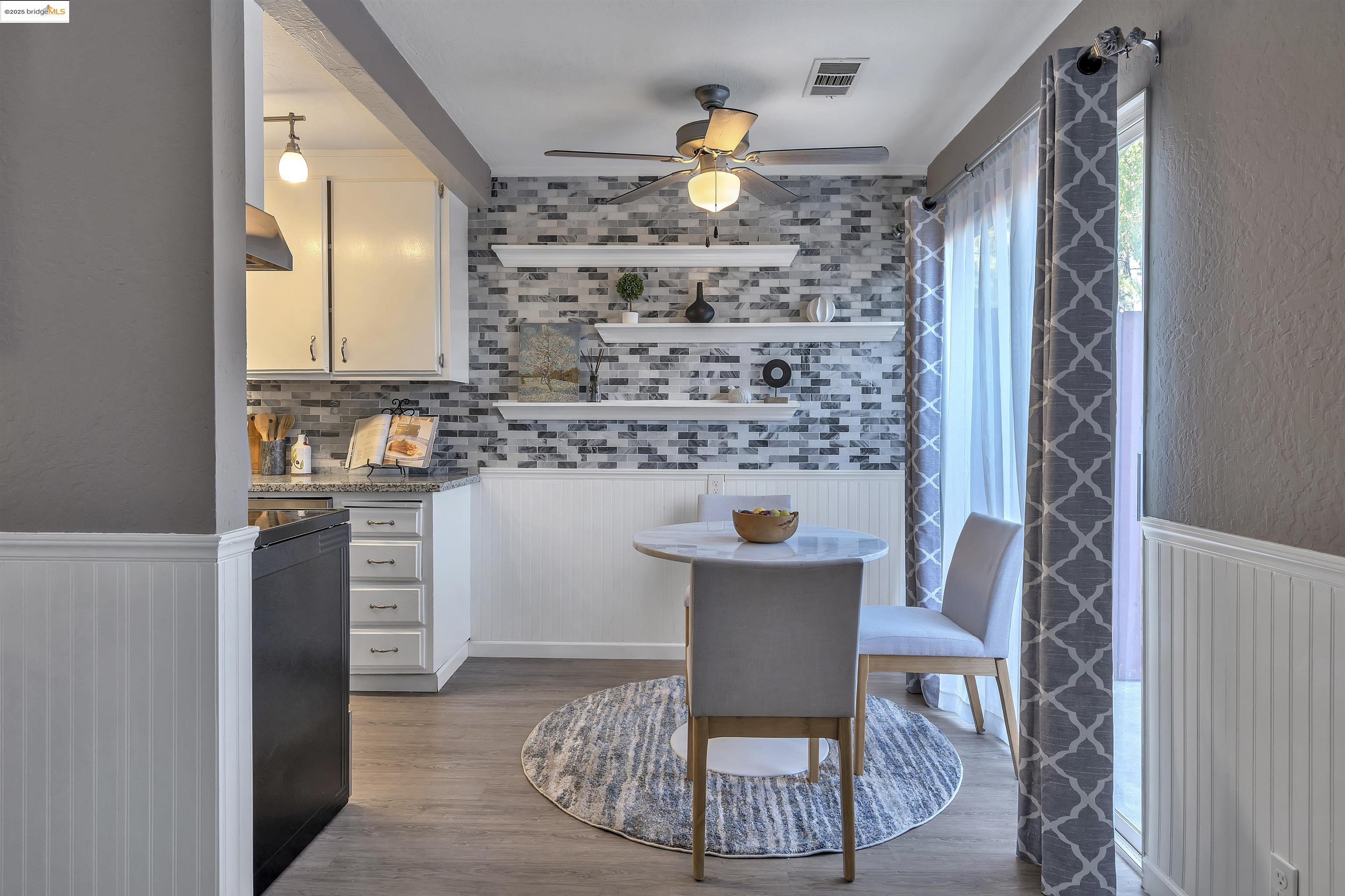 Detail Gallery Image 7 of 22 For 484 Corcoran Ave #2,  Vallejo,  CA 94589 - 2 Beds | 1/1 Baths