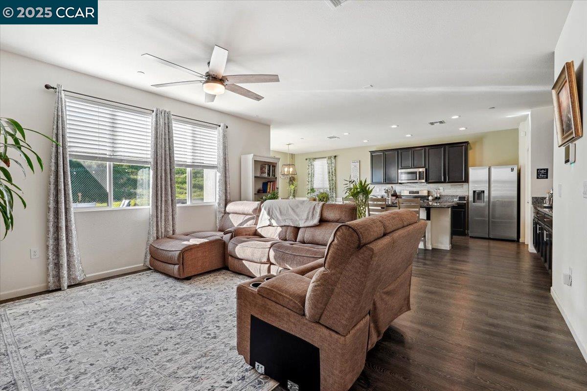 Detail Gallery Image 5 of 25 For 4528 Benton St, Antioch,  CA 94531 - 4 Beds | 2/1 Baths