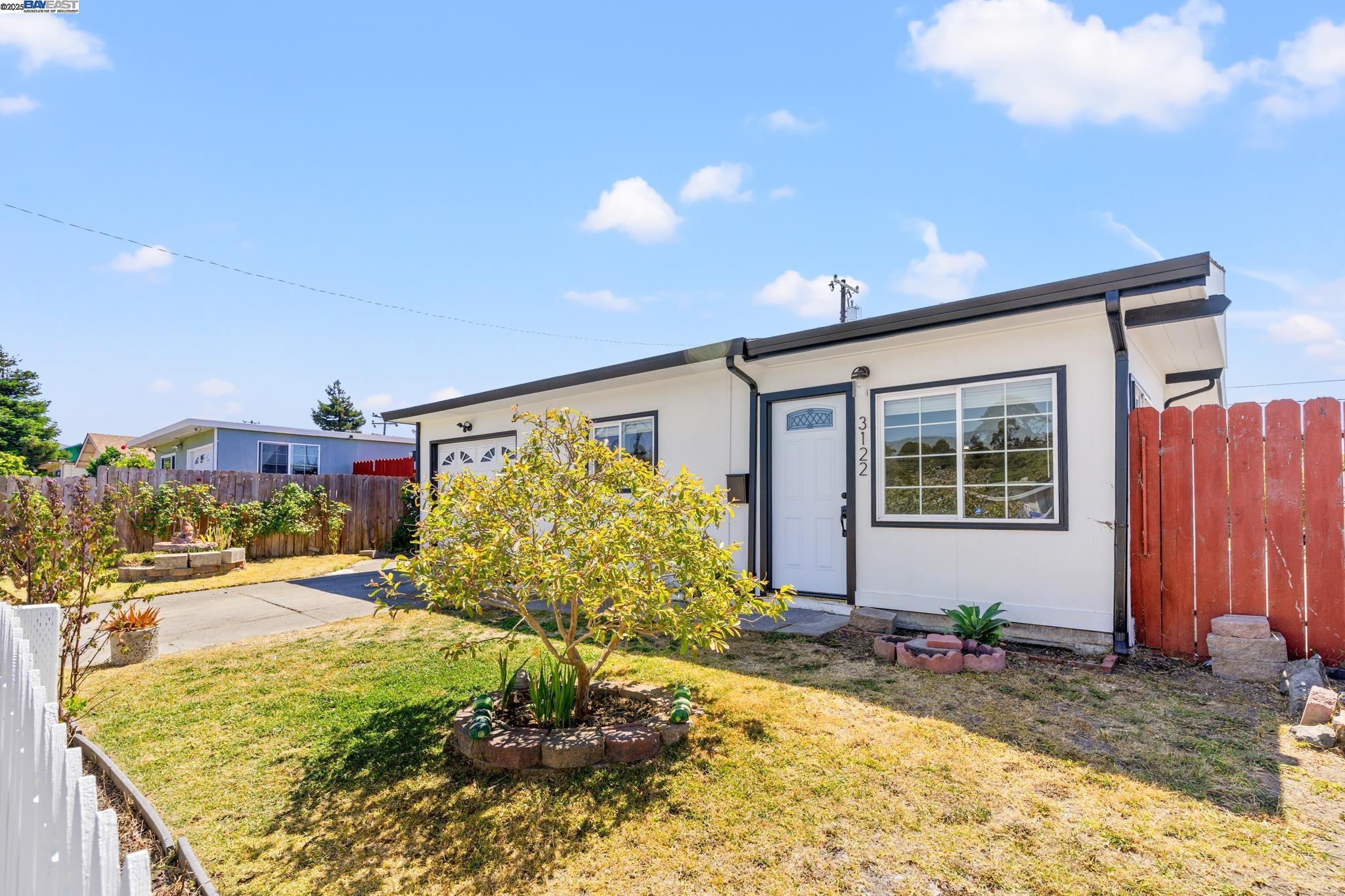 Detail Gallery Image 4 of 34 For 3122 Groom Dr, Richmond,  CA 94806 - 4 Beds | 2 Baths
