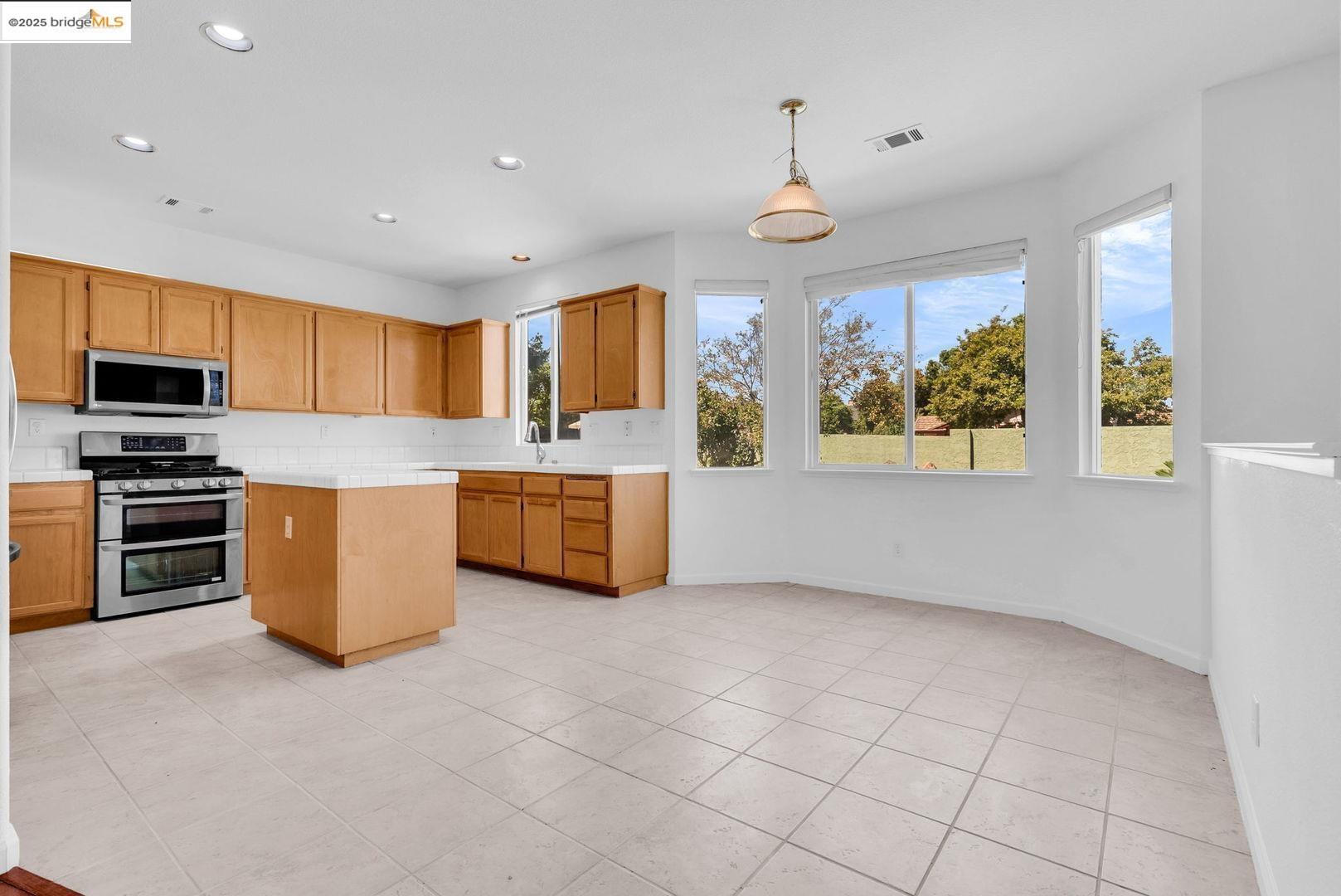 Detail Gallery Image 16 of 33 For 5233 Mohican Way, Antioch,  CA 94531 - 4 Beds | 3 Baths