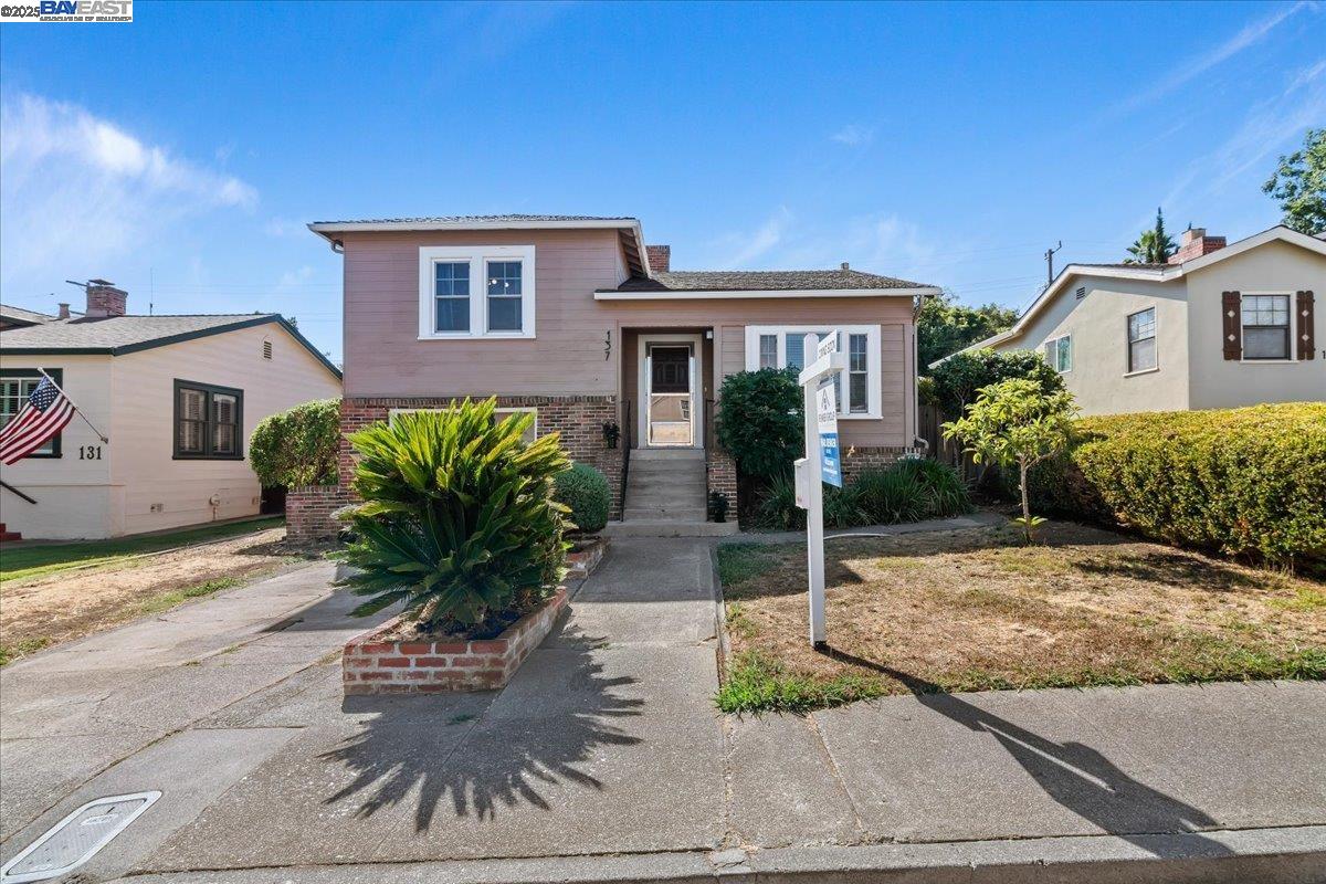 Detail Gallery Image 1 of 33 For 137 Viewmont Ave, Vallejo,  CA 94590 - 2 Beds | 1/1 Baths