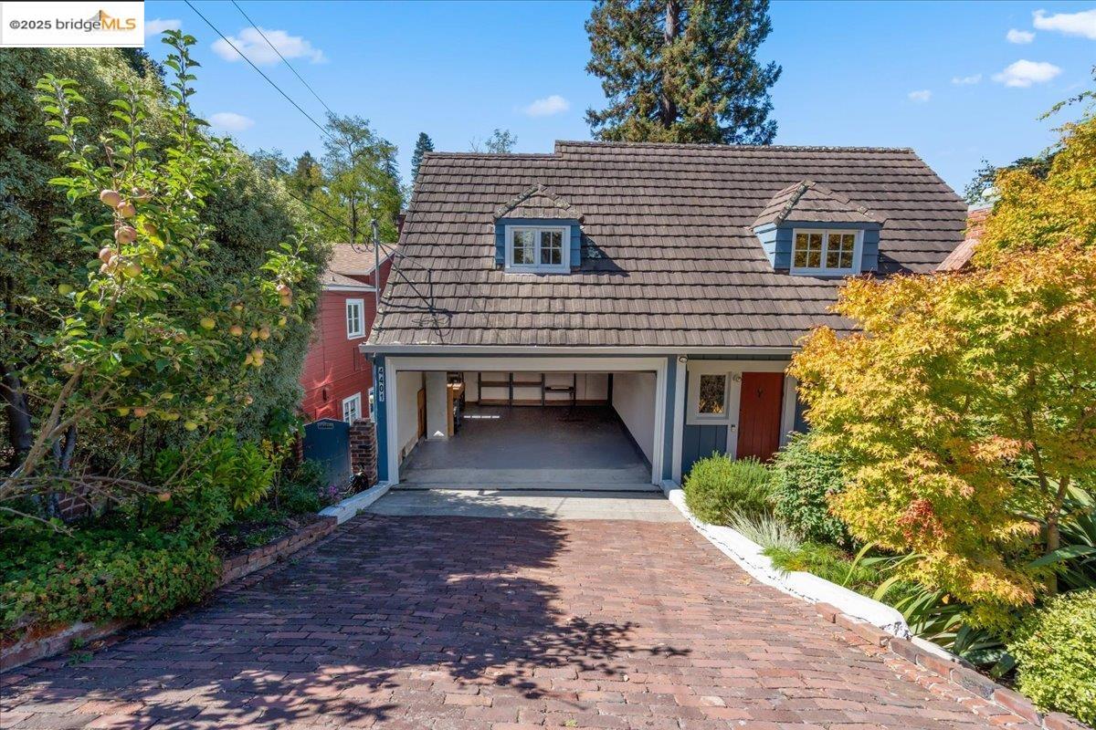 Detail Gallery Image 2 of 60 For 4401 Harbord Dr, Oakland,  CA 94618 - 4 Beds | 2/1 Baths