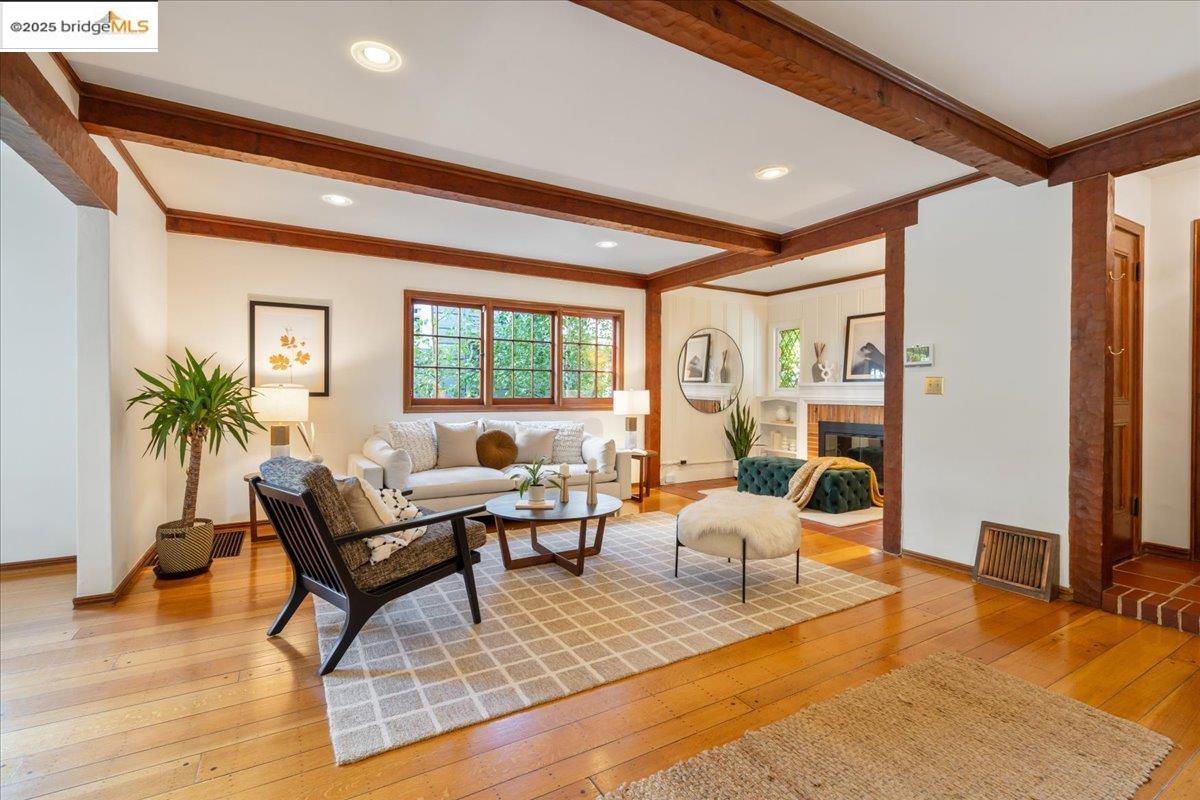 Detail Gallery Image 16 of 60 For 4401 Harbord Dr, Oakland,  CA 94618 - 4 Beds | 2/1 Baths