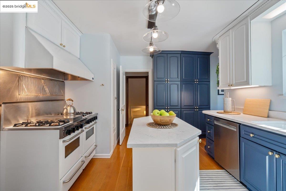 Detail Gallery Image 29 of 60 For 4401 Harbord Dr, Oakland,  CA 94618 - 4 Beds | 2/1 Baths