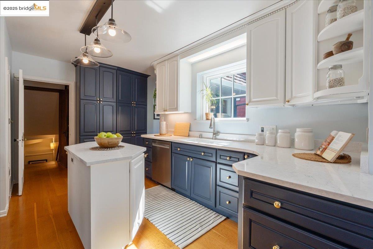Detail Gallery Image 30 of 60 For 4401 Harbord Dr, Oakland,  CA 94618 - 4 Beds | 2/1 Baths