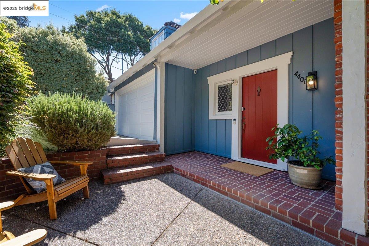 Detail Gallery Image 4 of 60 For 4401 Harbord Dr, Oakland,  CA 94618 - 4 Beds | 2/1 Baths