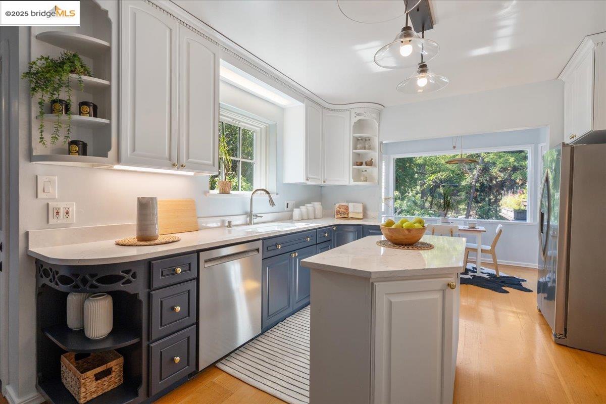 Detail Gallery Image 33 of 60 For 4401 Harbord Dr, Oakland,  CA 94618 - 4 Beds | 2/1 Baths