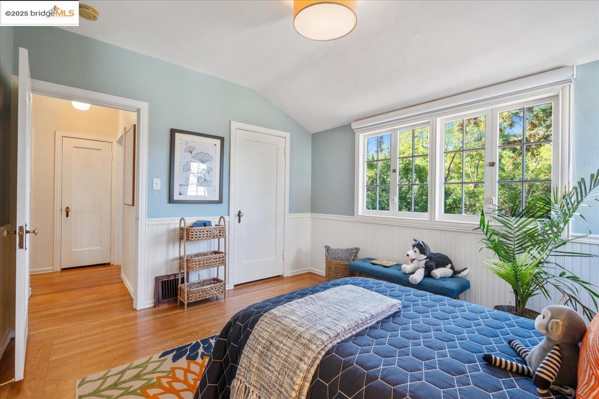 Detail Gallery Image 34 of 60 For 4401 Harbord Dr, Oakland,  CA 94618 - 4 Beds | 2/1 Baths