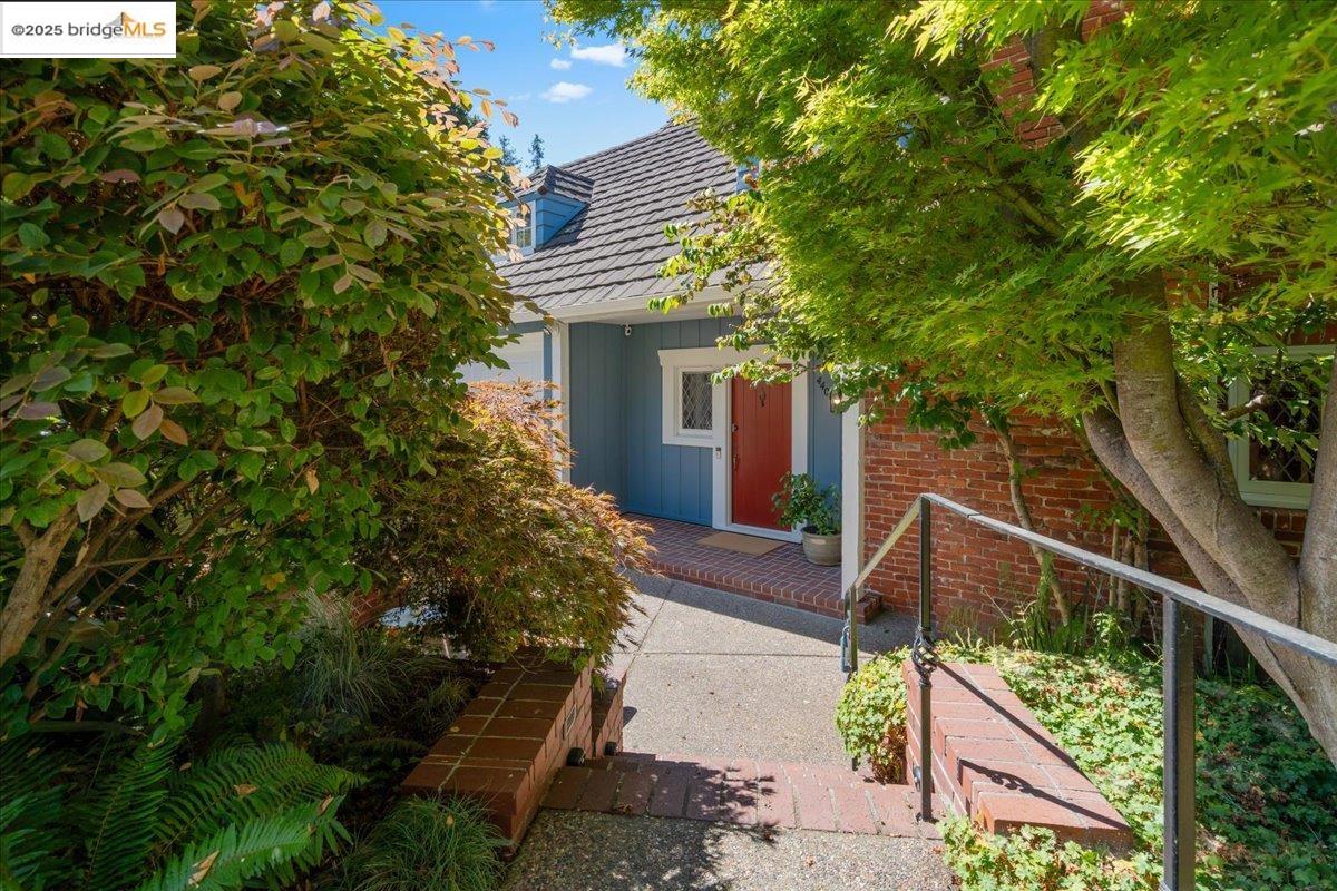 Detail Gallery Image 5 of 60 For 4401 Harbord Dr, Oakland,  CA 94618 - 4 Beds | 2/1 Baths