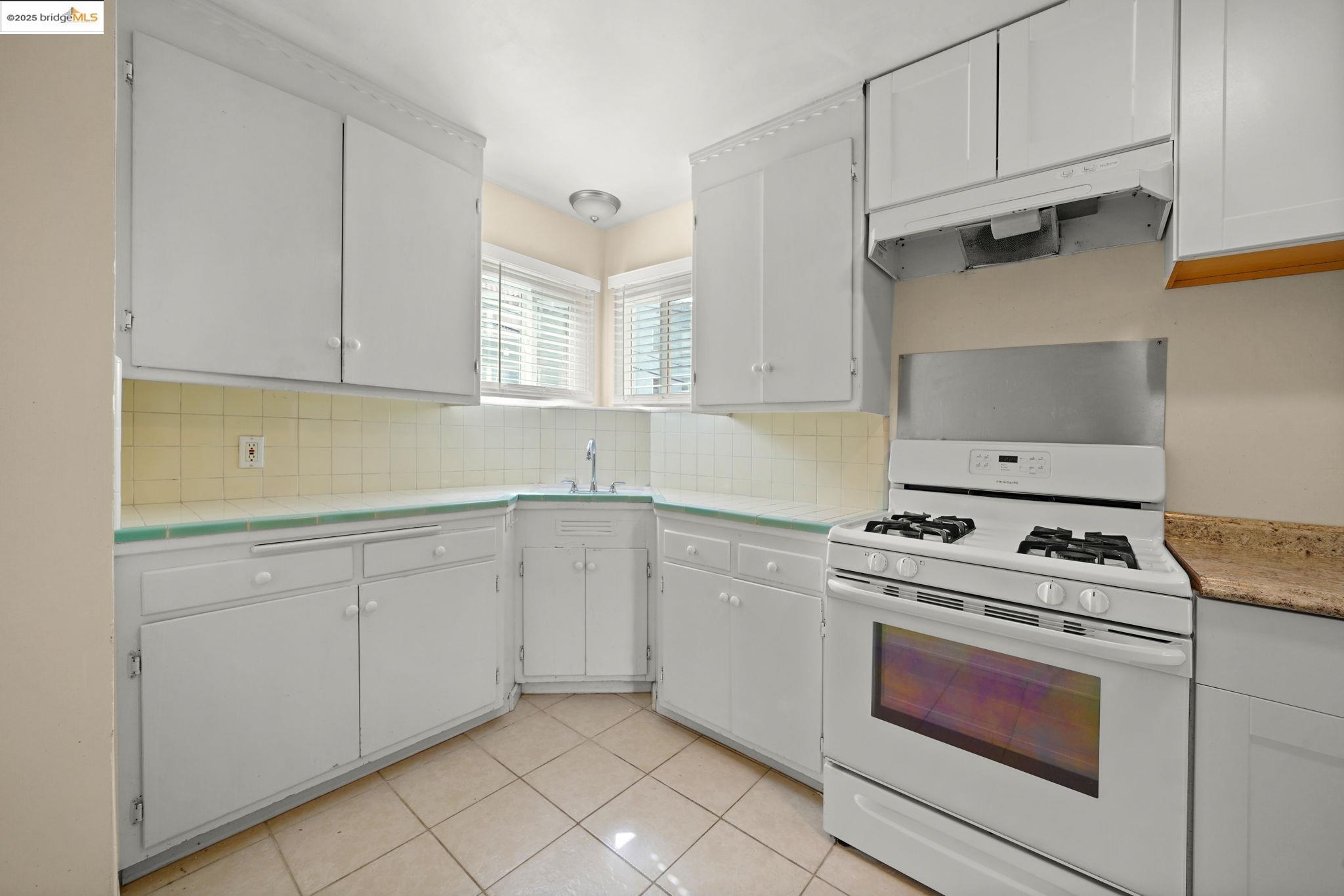 Detail Gallery Image 9 of 19 For 829 Vermont St, Oakland,  CA 94610 - – Beds | – Baths