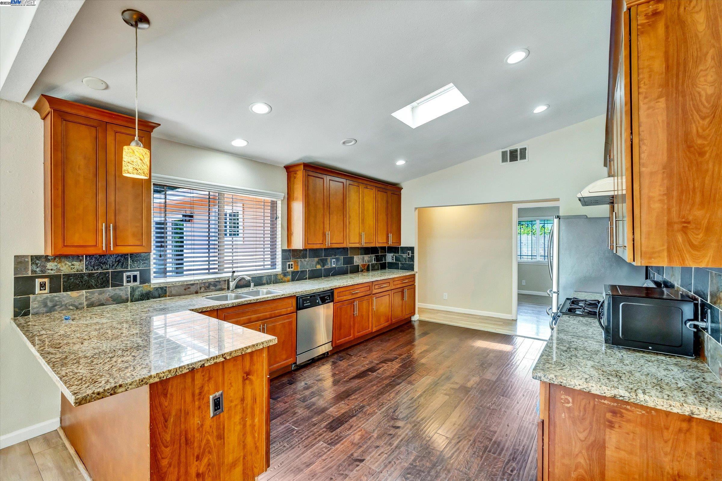 Detail Gallery Image 7 of 45 For 37659 Granville Dr, Fremont,  CA 94536 - 5 Beds | 3 Baths