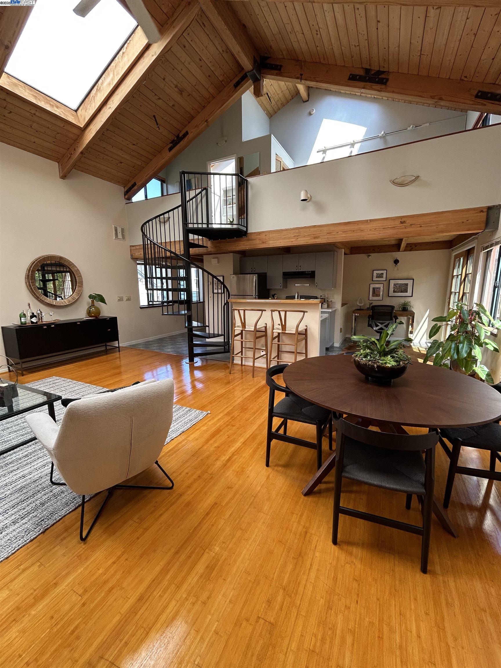 Detail Gallery Image 1 of 15 For 2120 6th St #11,  Berkeley,  CA 94710 - 1 Beds | 1 Baths