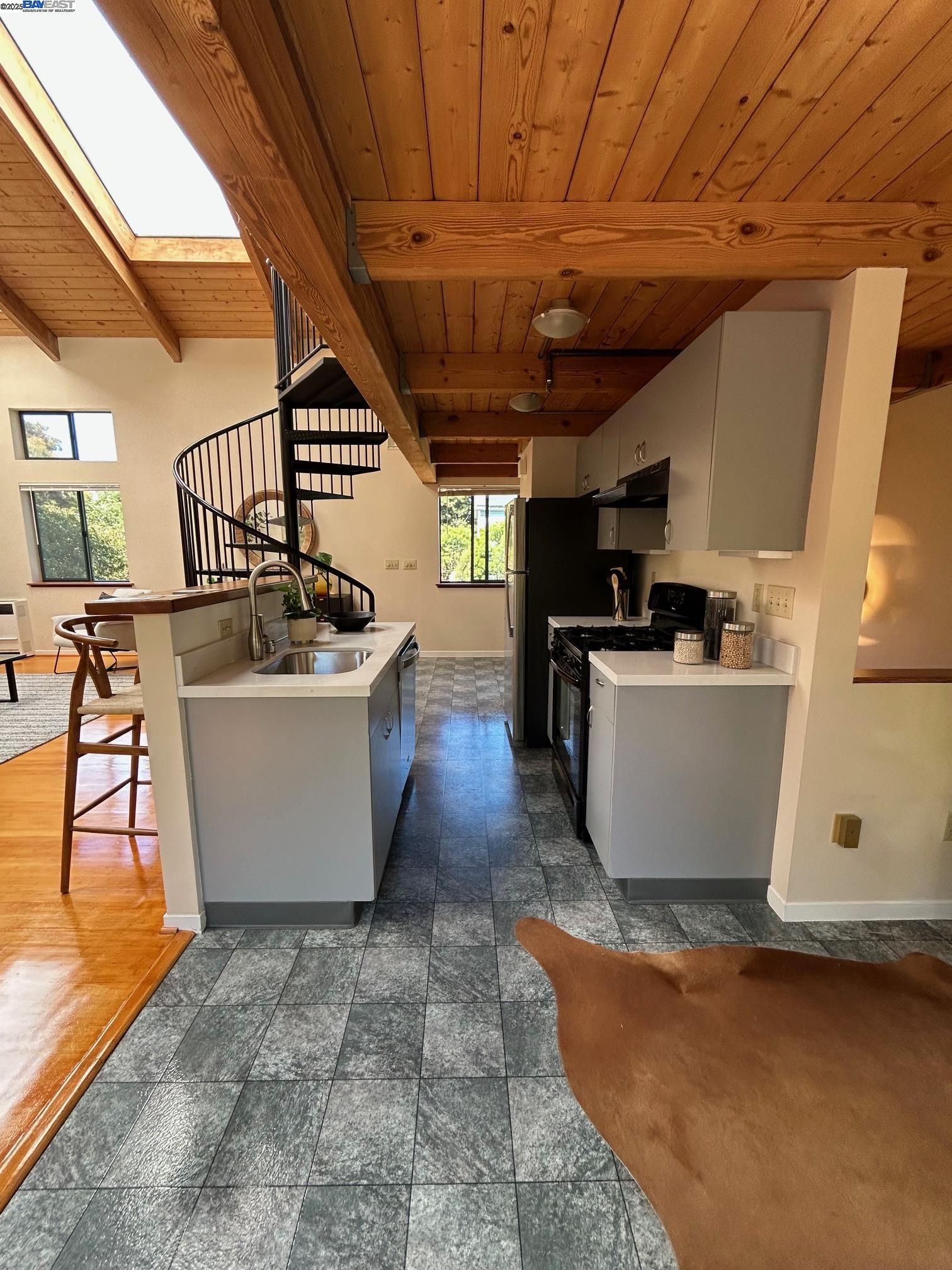 Detail Gallery Image 8 of 15 For 2120 6th St #11,  Berkeley,  CA 94710 - 1 Beds | 1 Baths