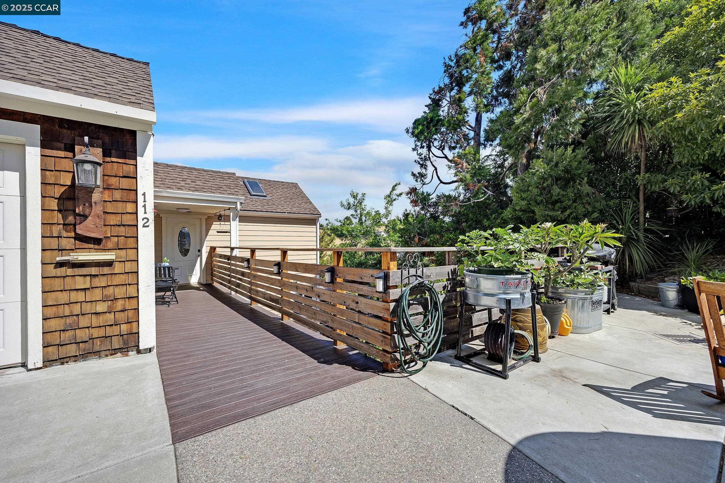 Detail Gallery Image 2 of 31 For 112 Inverness Ct, Benicia,  CA 94510 - 3 Beds | 2/1 Baths