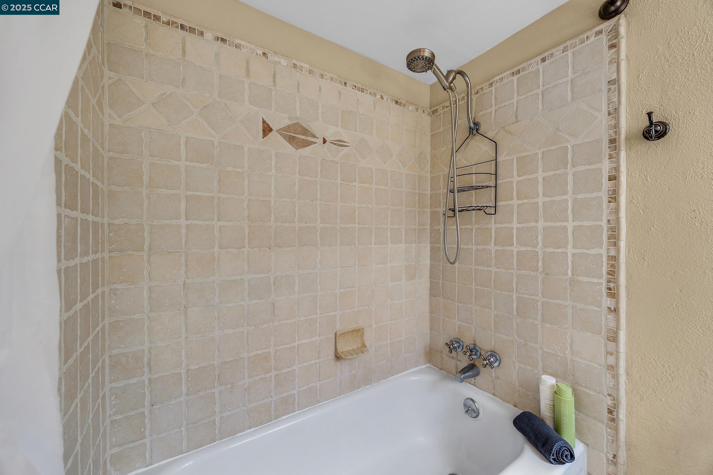 Detail Gallery Image 16 of 31 For 112 Inverness Ct, Benicia,  CA 94510 - 3 Beds | 2/1 Baths