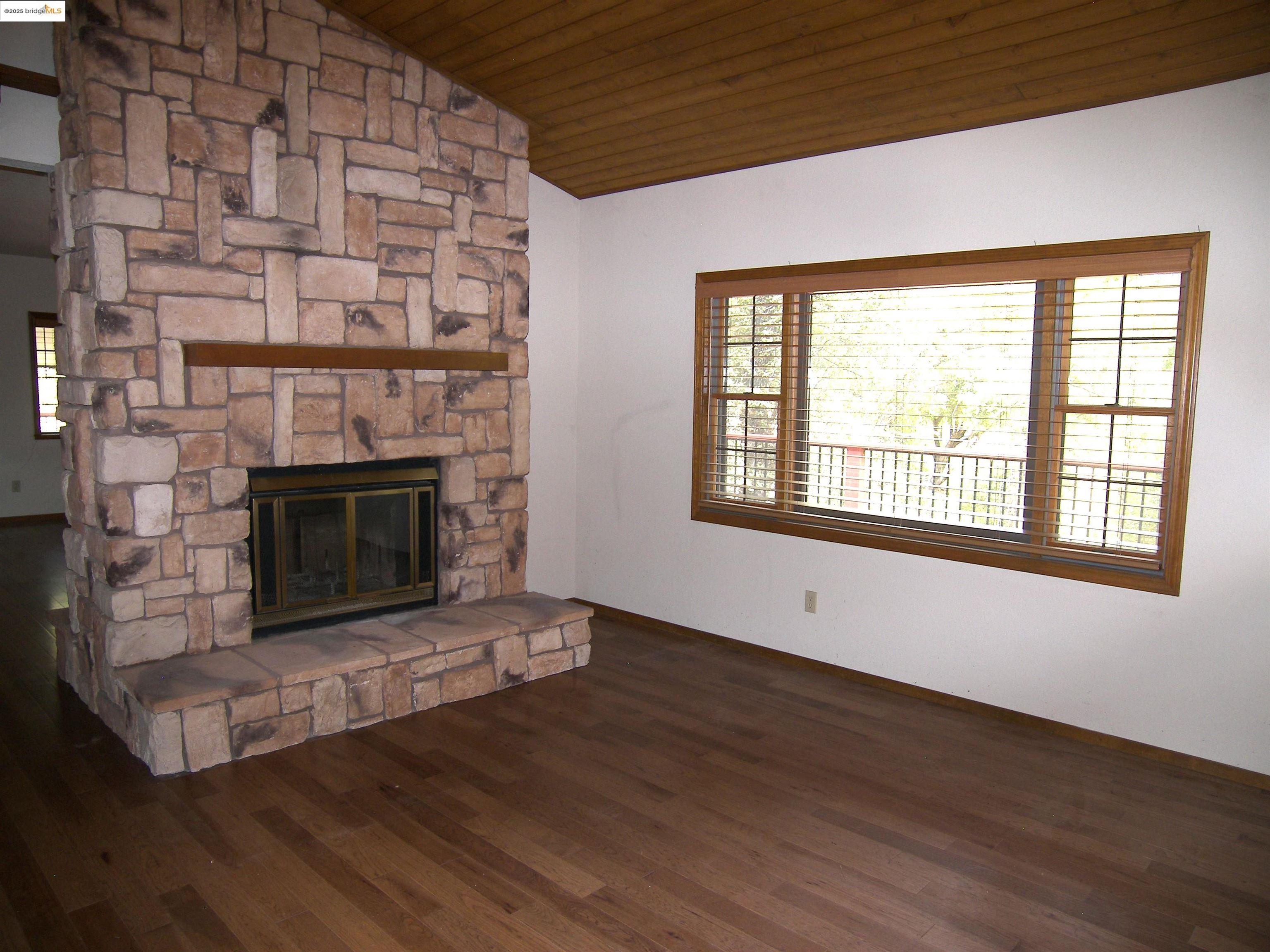 Detail Gallery Image 12 of 58 For 19195 Ferretti Rd., Groveland,  CA 95321 - 3 Beds | 3 Baths