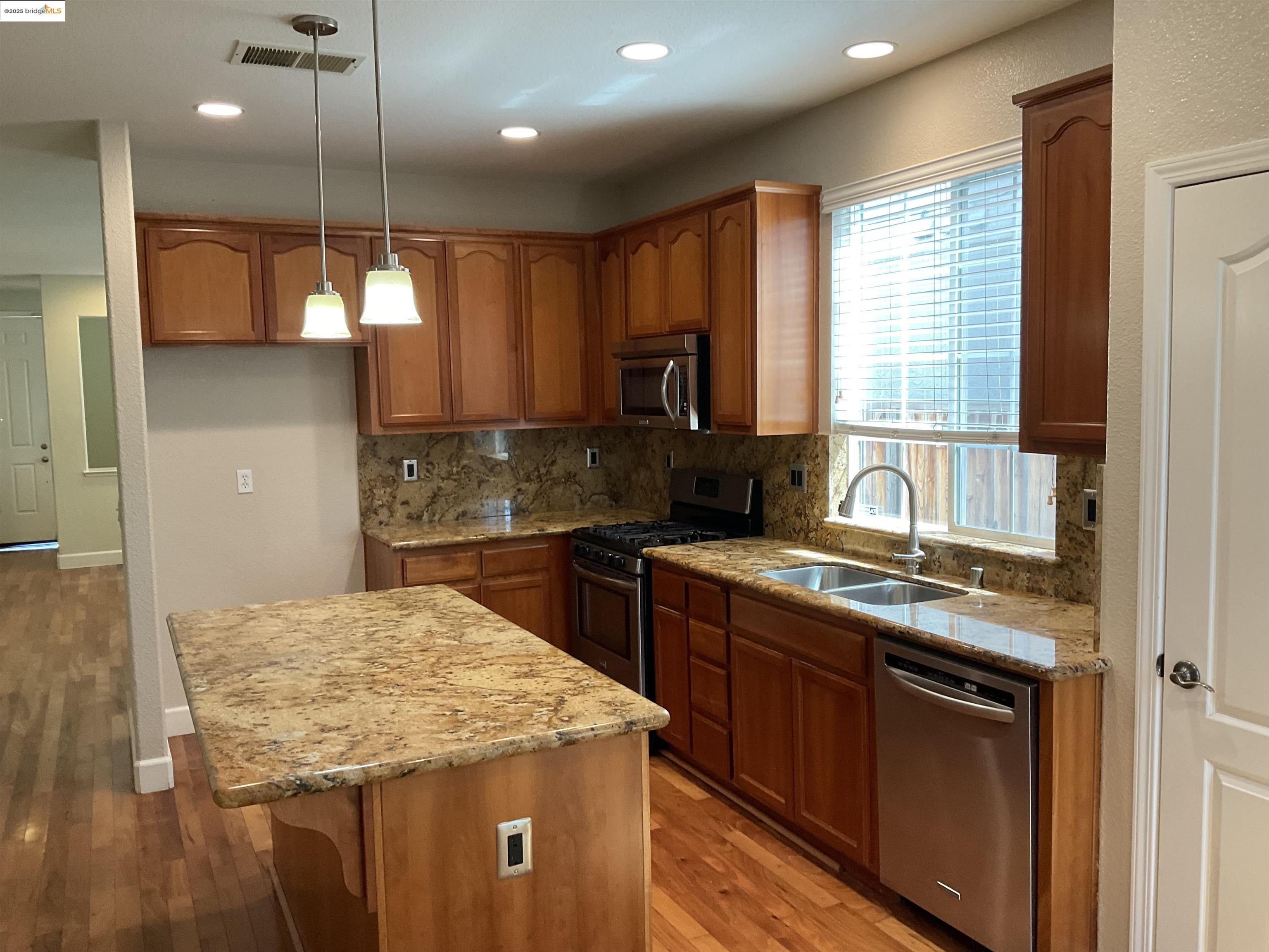 Detail Gallery Image 2 of 11 For 5249 Sungrove Way, Antioch,  CA 94531 - 3 Beds | 2 Baths