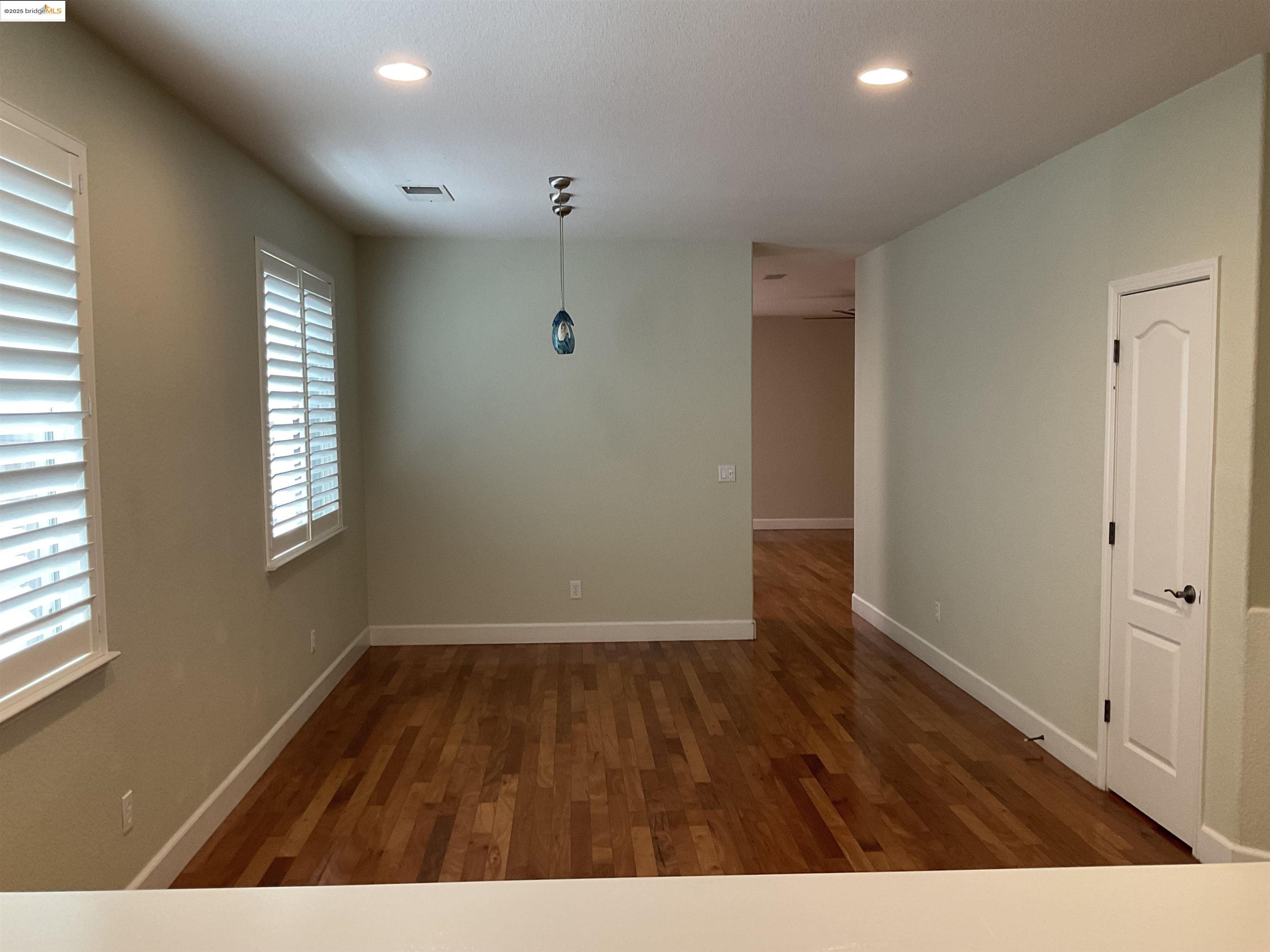 Detail Gallery Image 5 of 11 For 5249 Sungrove Way, Antioch,  CA 94531 - 3 Beds | 2 Baths