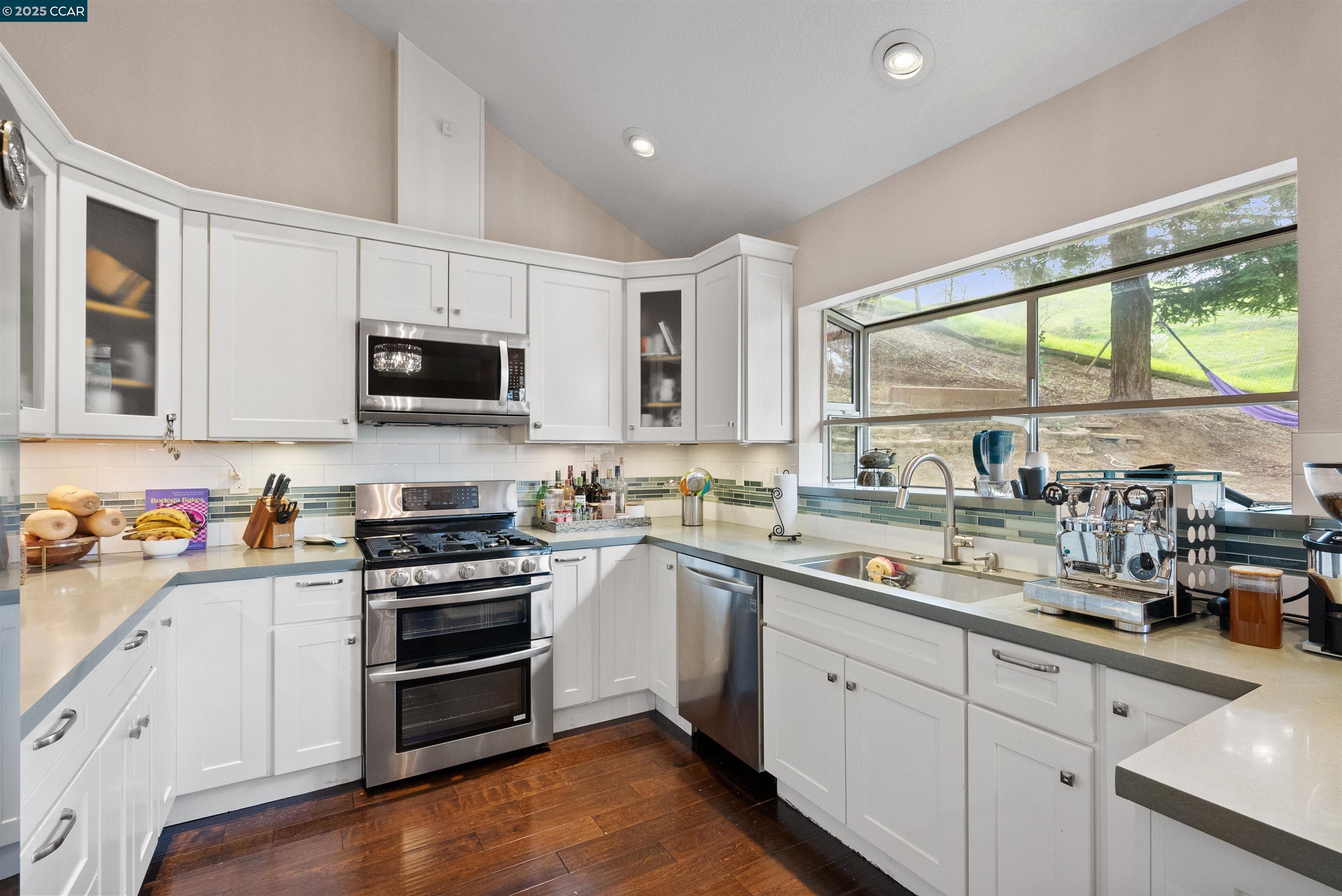 Detail Gallery Image 13 of 44 For 110 Costanza Drive, Martinez,  CA 94553 - 4 Beds | 3 Baths