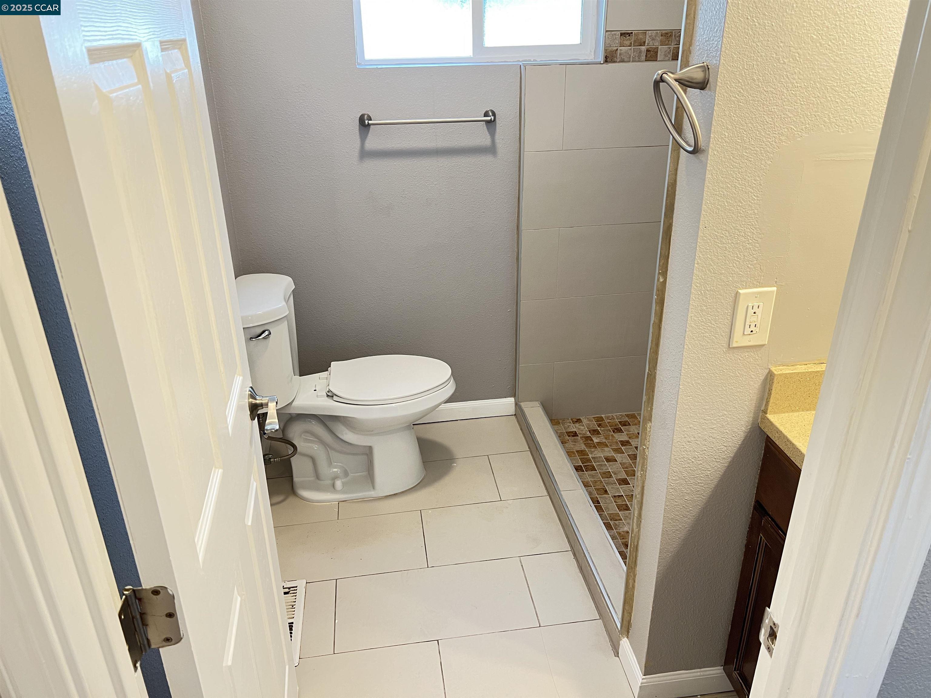 Detail Gallery Image 12 of 21 For 2830 23rd Avenue, Oakland,  CA 94606 - 2 Beds | 1 Baths