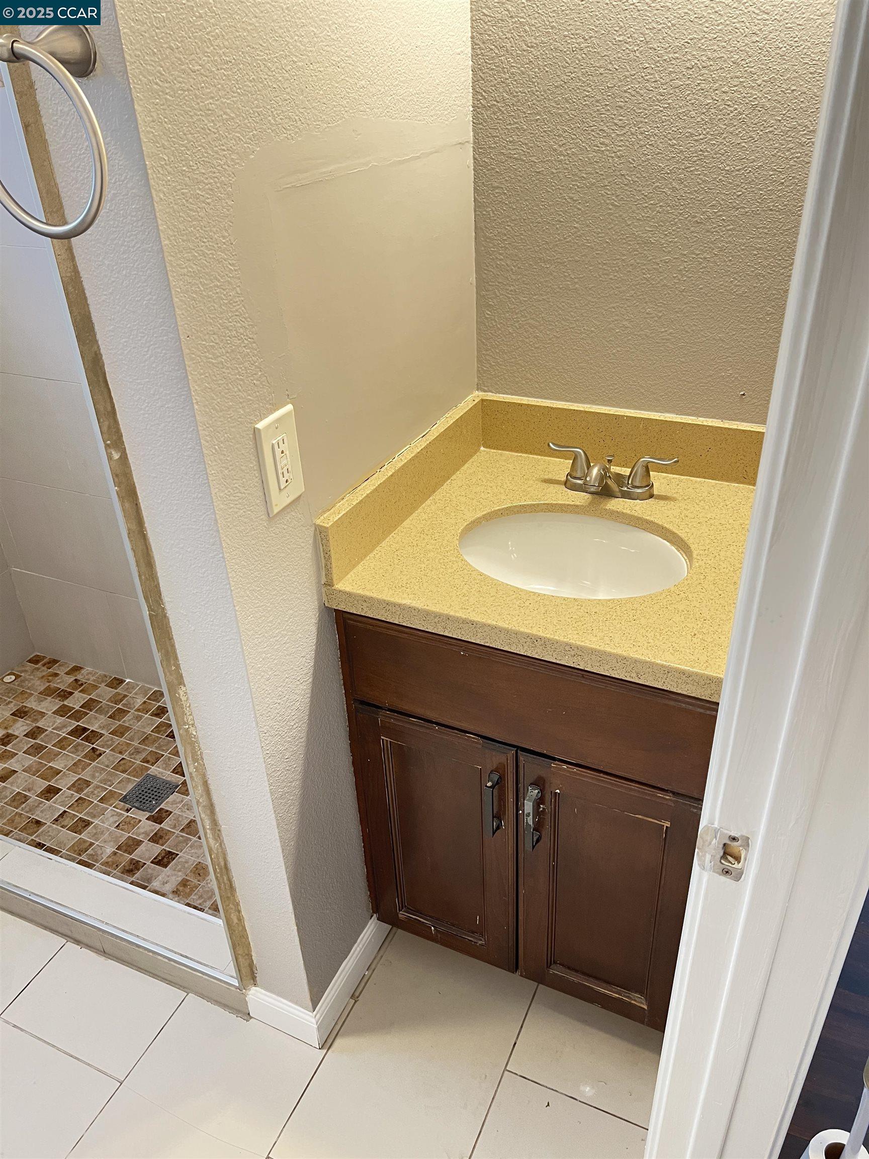 Detail Gallery Image 13 of 21 For 2830 23rd Avenue, Oakland,  CA 94606 - 2 Beds | 1 Baths