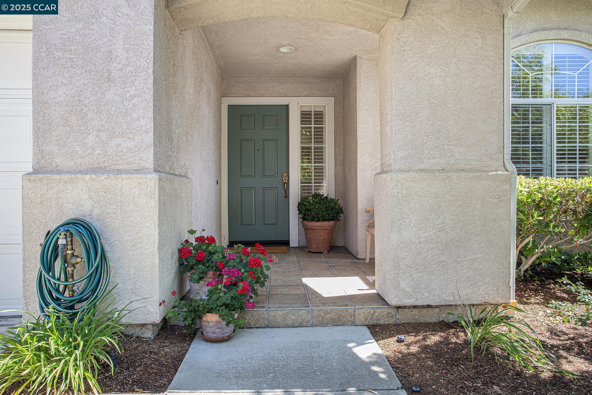 Detail Gallery Image 2 of 27 For 321 Liveoak Ct, Martinez,  CA 94553 - 3 Beds | 2/1 Baths