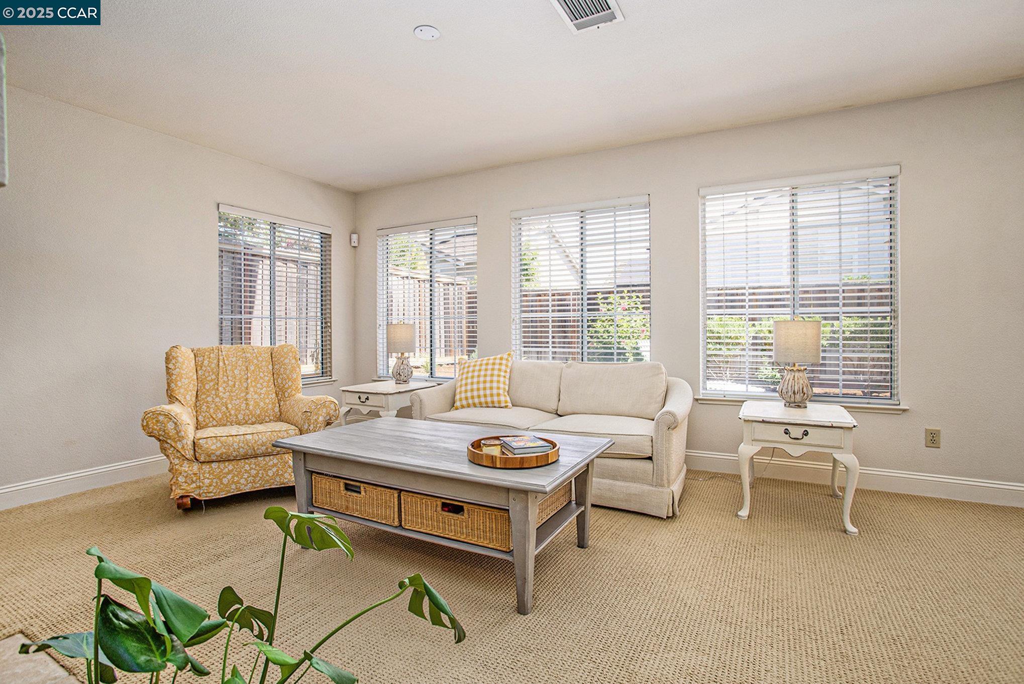 Detail Gallery Image 12 of 27 For 321 Liveoak Ct, Martinez,  CA 94553 - 3 Beds | 2/1 Baths