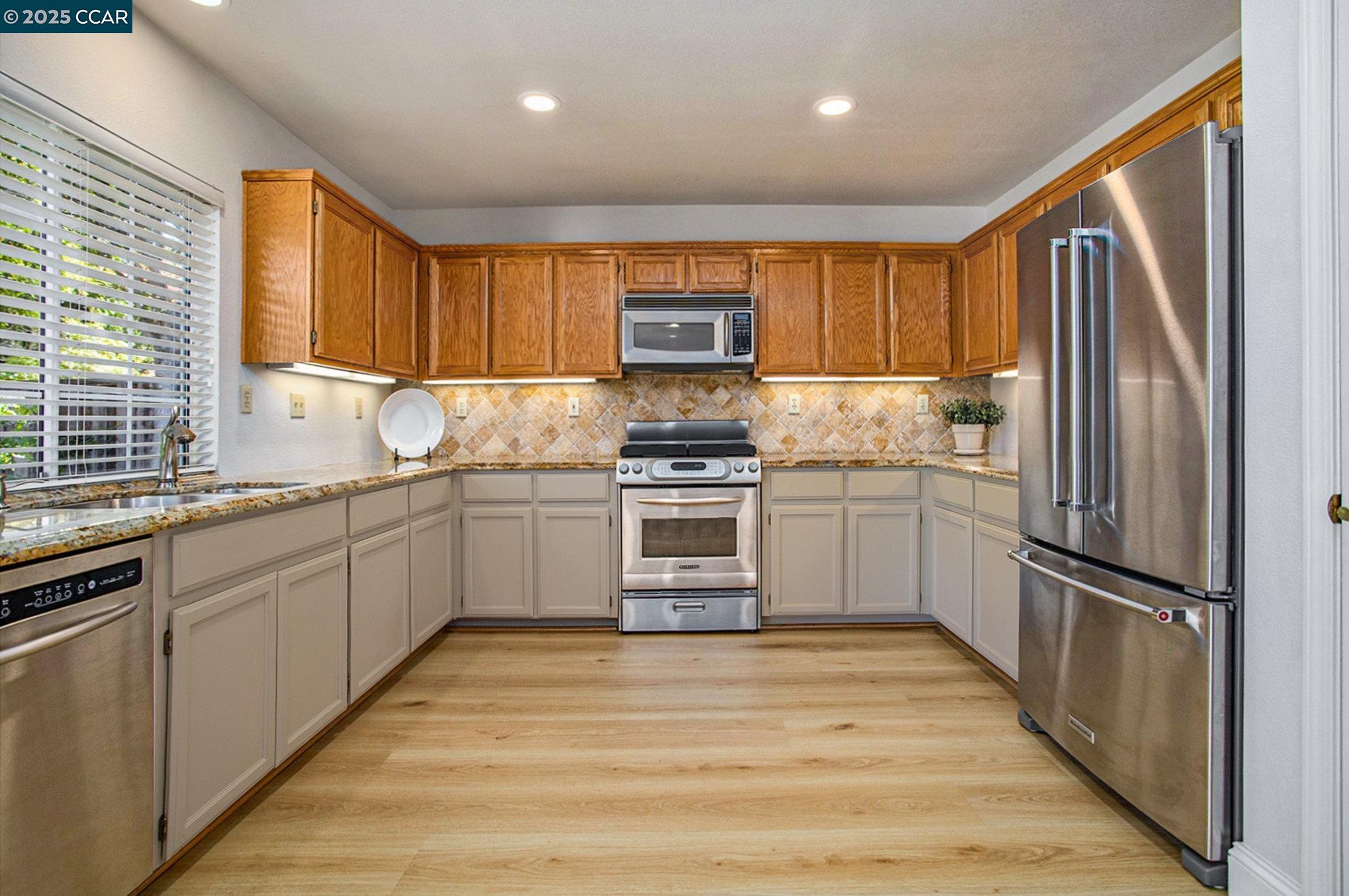 Detail Gallery Image 6 of 27 For 321 Liveoak Ct, Martinez,  CA 94553 - 3 Beds | 2/1 Baths