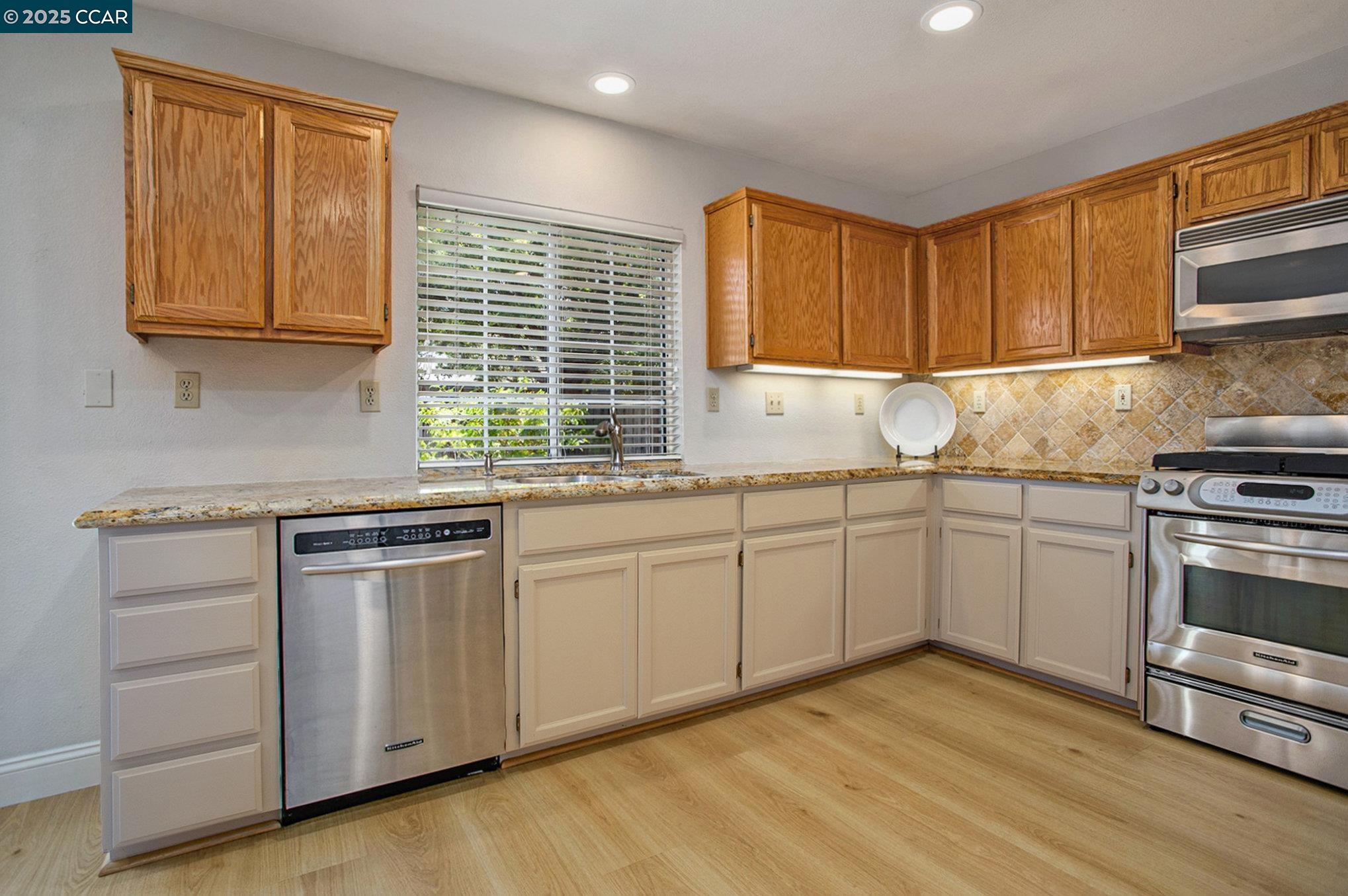 Detail Gallery Image 7 of 27 For 321 Liveoak Ct, Martinez,  CA 94553 - 3 Beds | 2/1 Baths