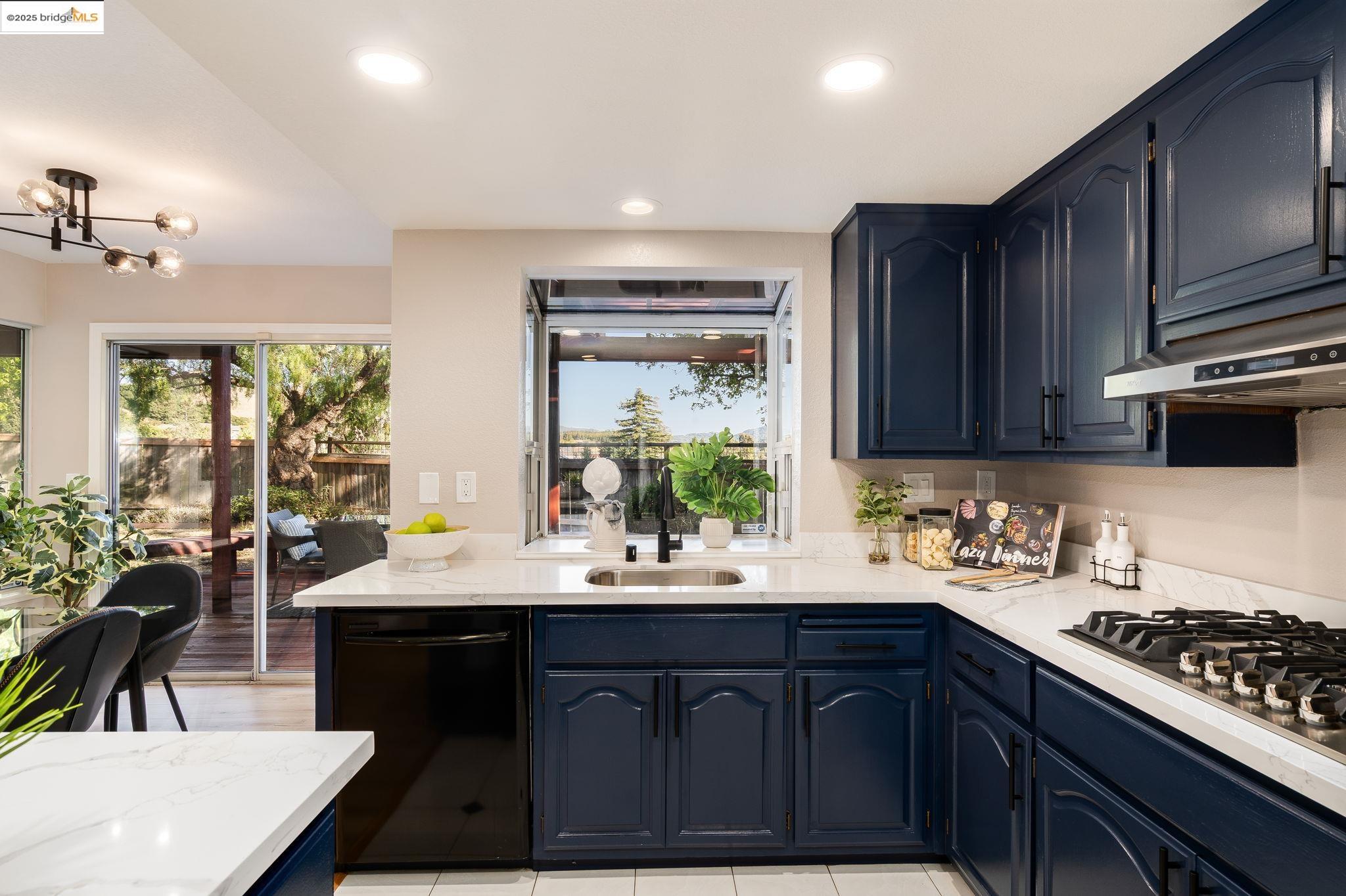 Detail Gallery Image 14 of 60 For 2708 Carmen Ct, Pinole,  CA 94564 - 3 Beds | 2/1 Baths
