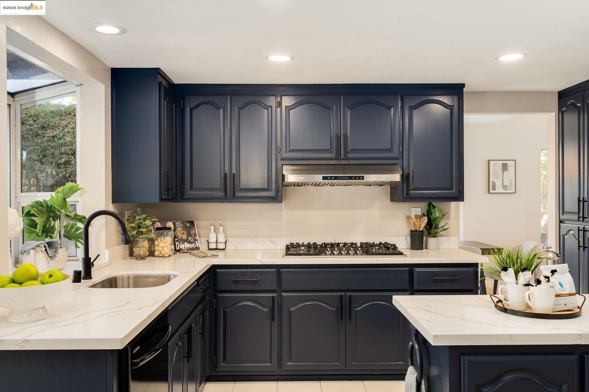 Detail Gallery Image 15 of 60 For 2708 Carmen Ct, Pinole,  CA 94564 - 3 Beds | 2/1 Baths