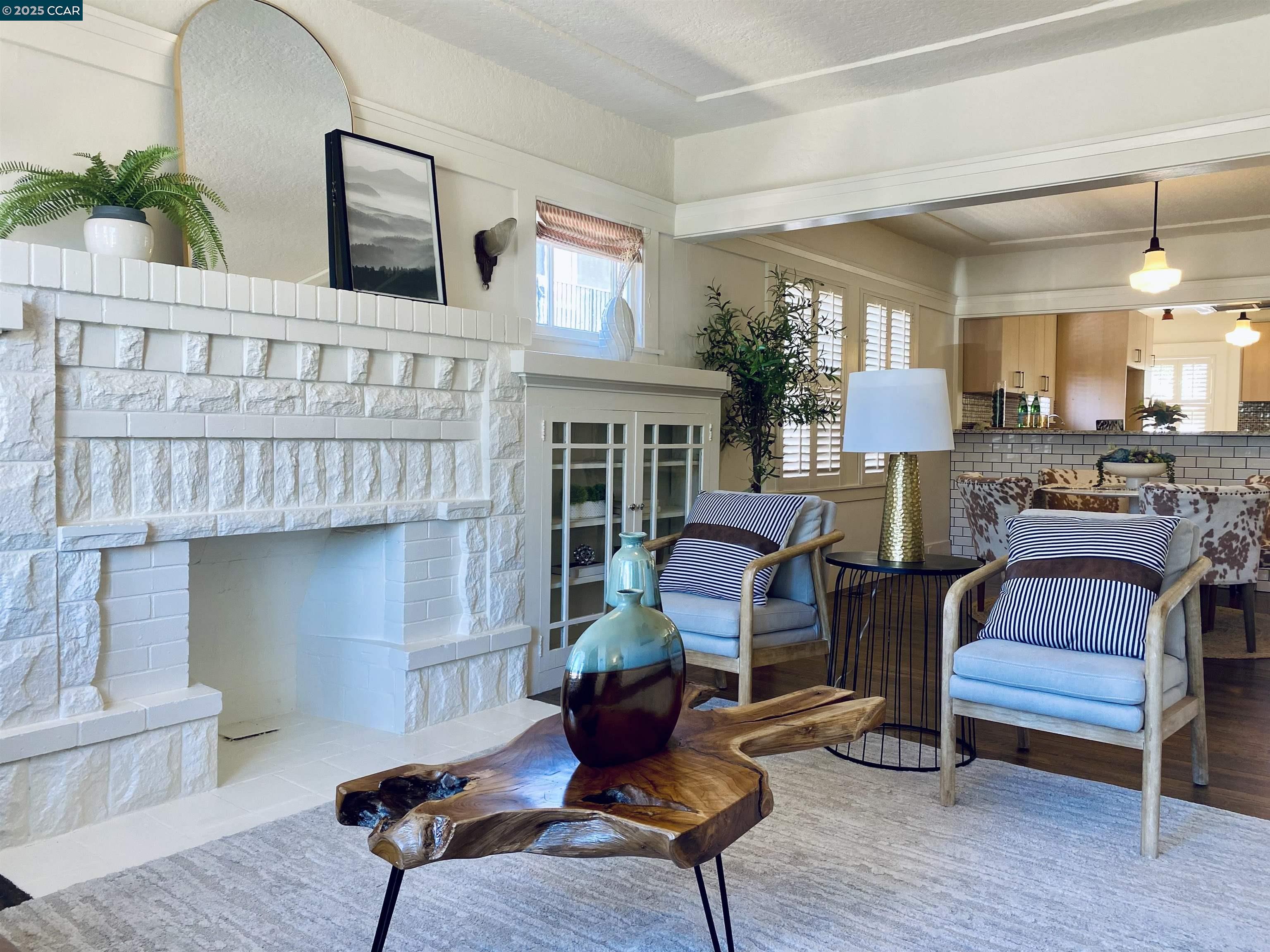 Detail Gallery Image 1 of 29 For 725 43rd Street, Oakland,  CA 94609 - 2 Beds | 1 Baths
