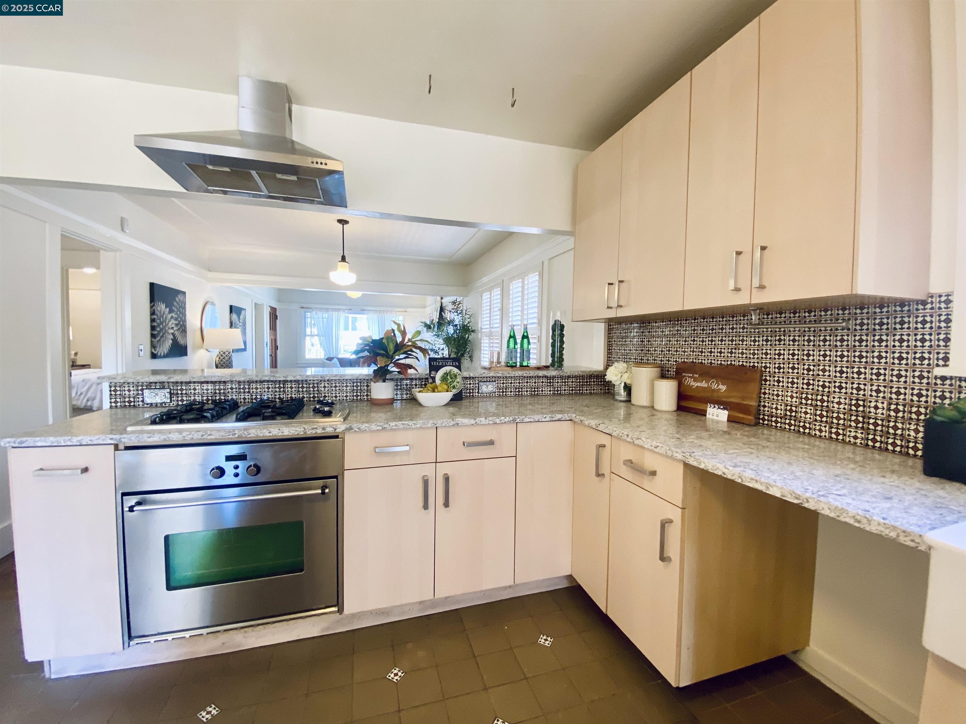 Detail Gallery Image 11 of 29 For 725 43rd Street, Oakland,  CA 94609 - 2 Beds | 1 Baths