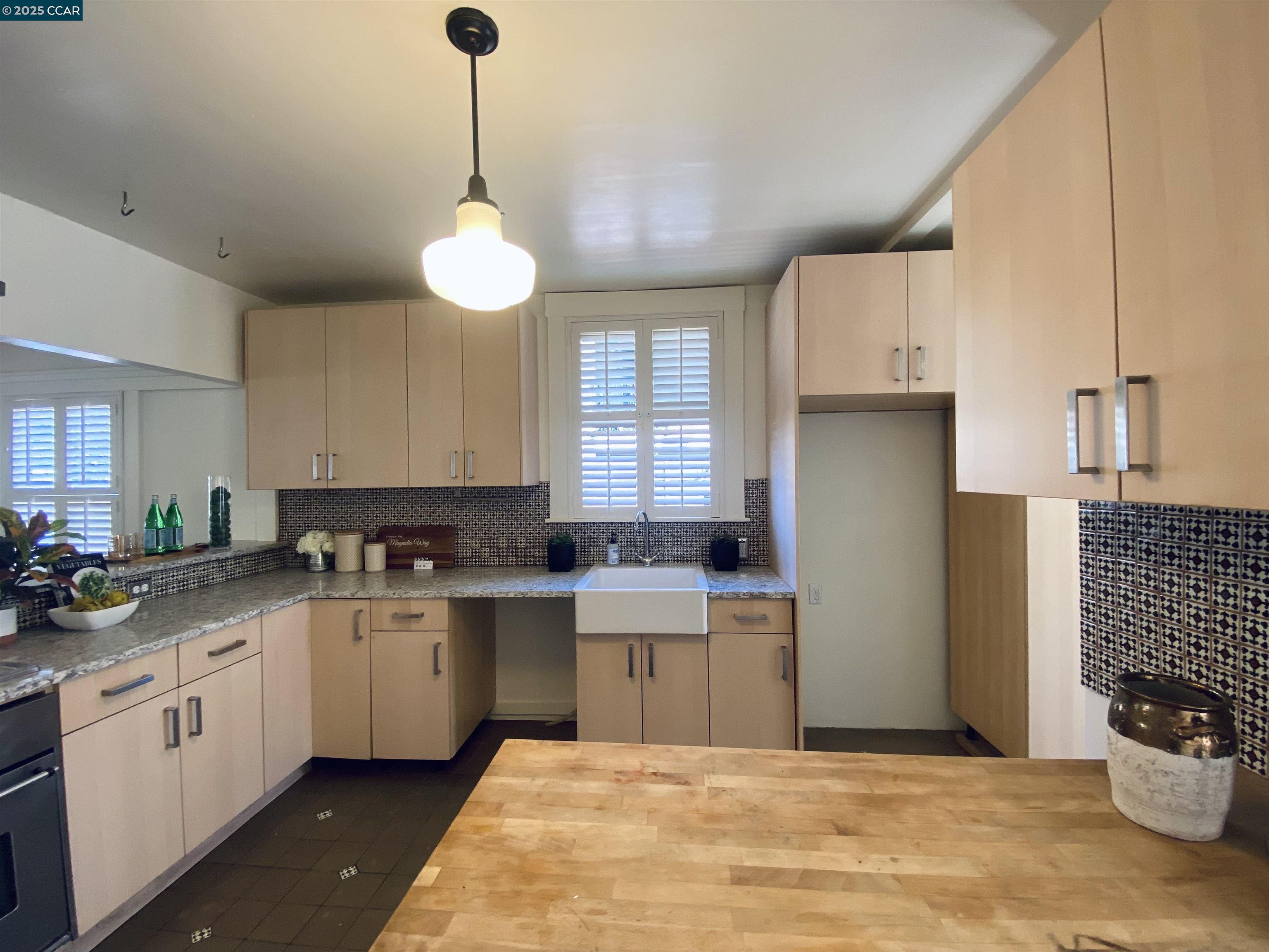 Detail Gallery Image 12 of 29 For 725 43rd Street, Oakland,  CA 94609 - 2 Beds | 1 Baths