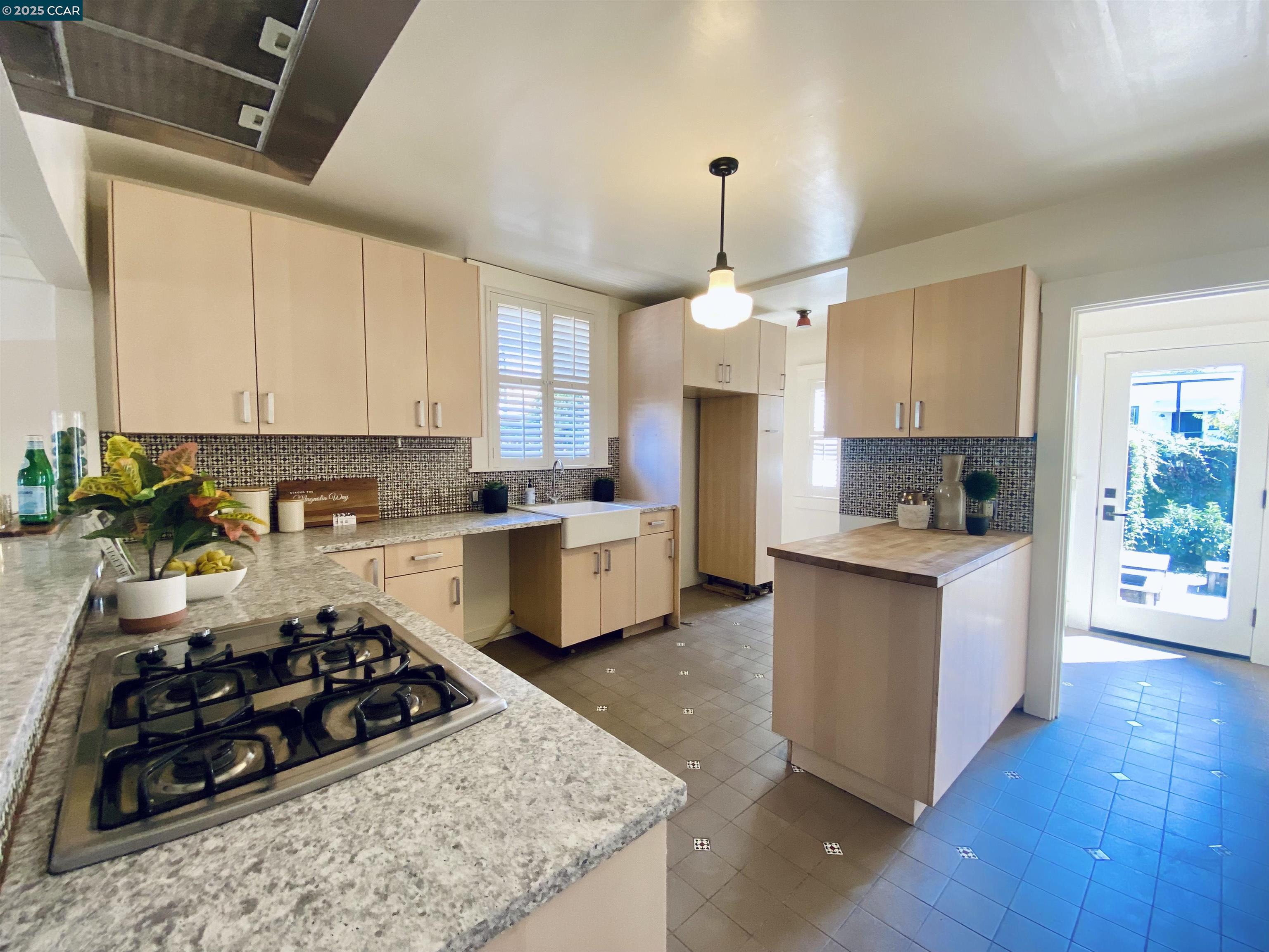 Detail Gallery Image 13 of 29 For 725 43rd Street, Oakland,  CA 94609 - 2 Beds | 1 Baths