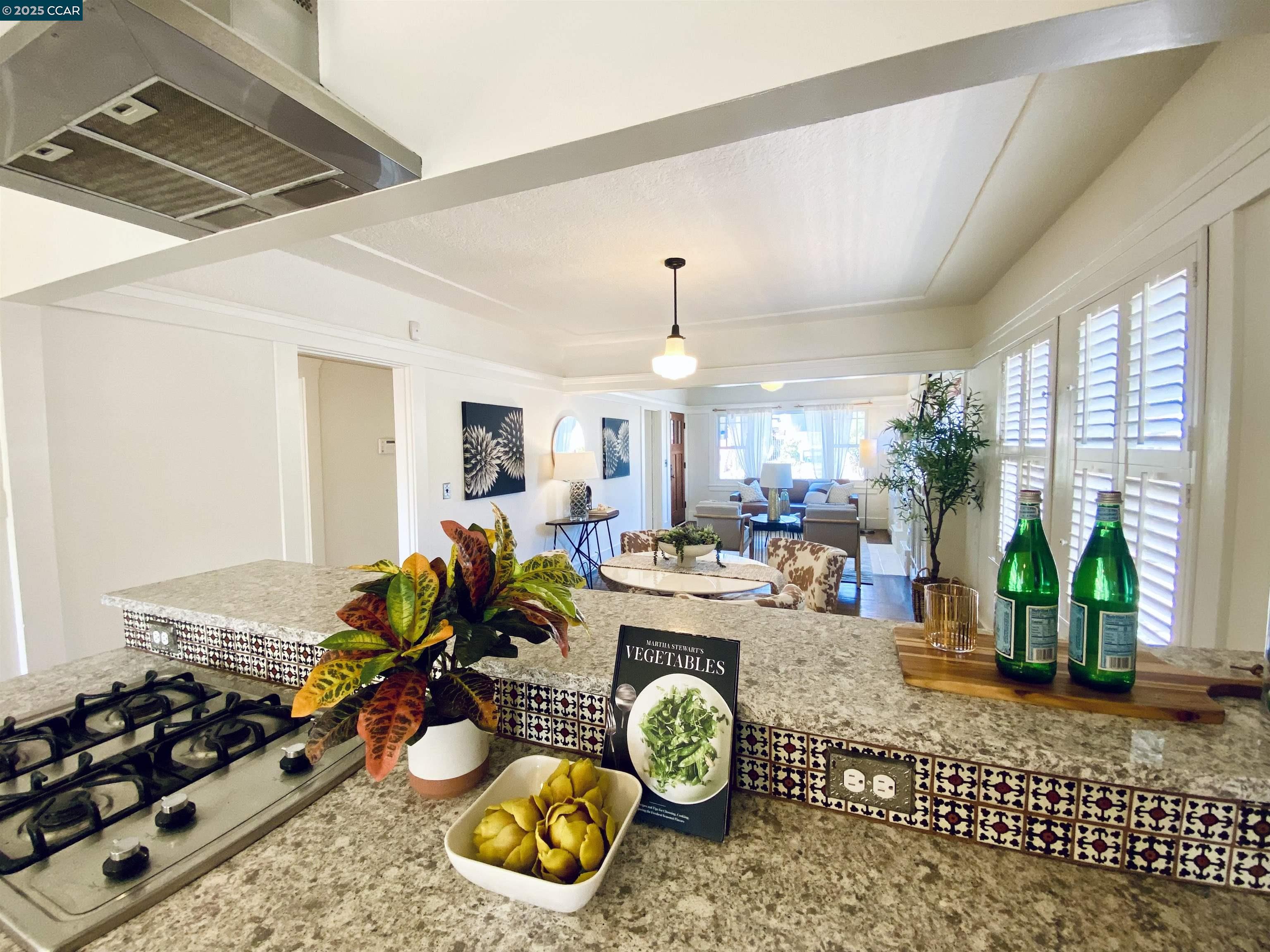 Detail Gallery Image 15 of 29 For 725 43rd Street, Oakland,  CA 94609 - 2 Beds | 1 Baths