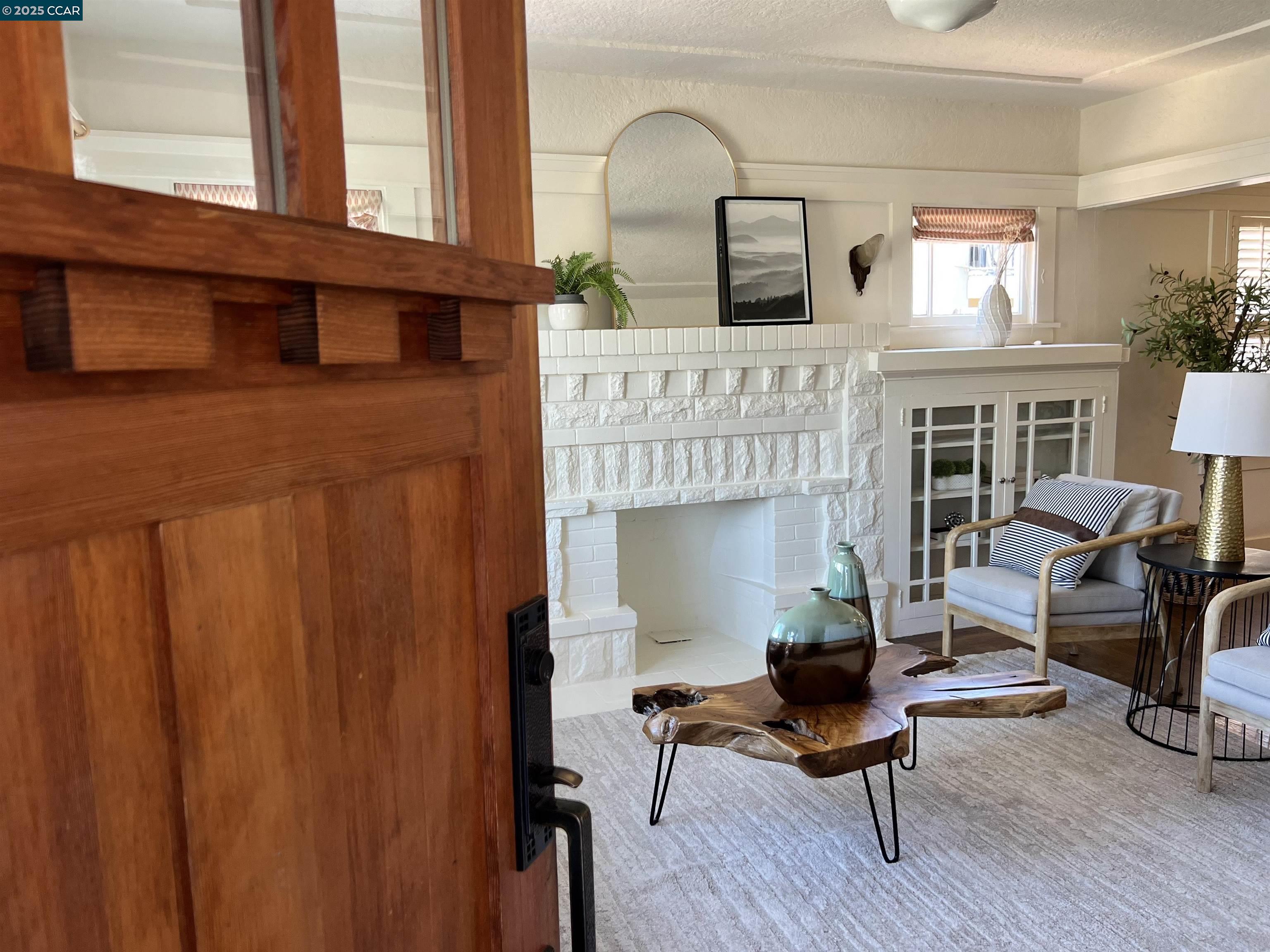 Detail Gallery Image 3 of 29 For 725 43rd Street, Oakland,  CA 94609 - 2 Beds | 1 Baths