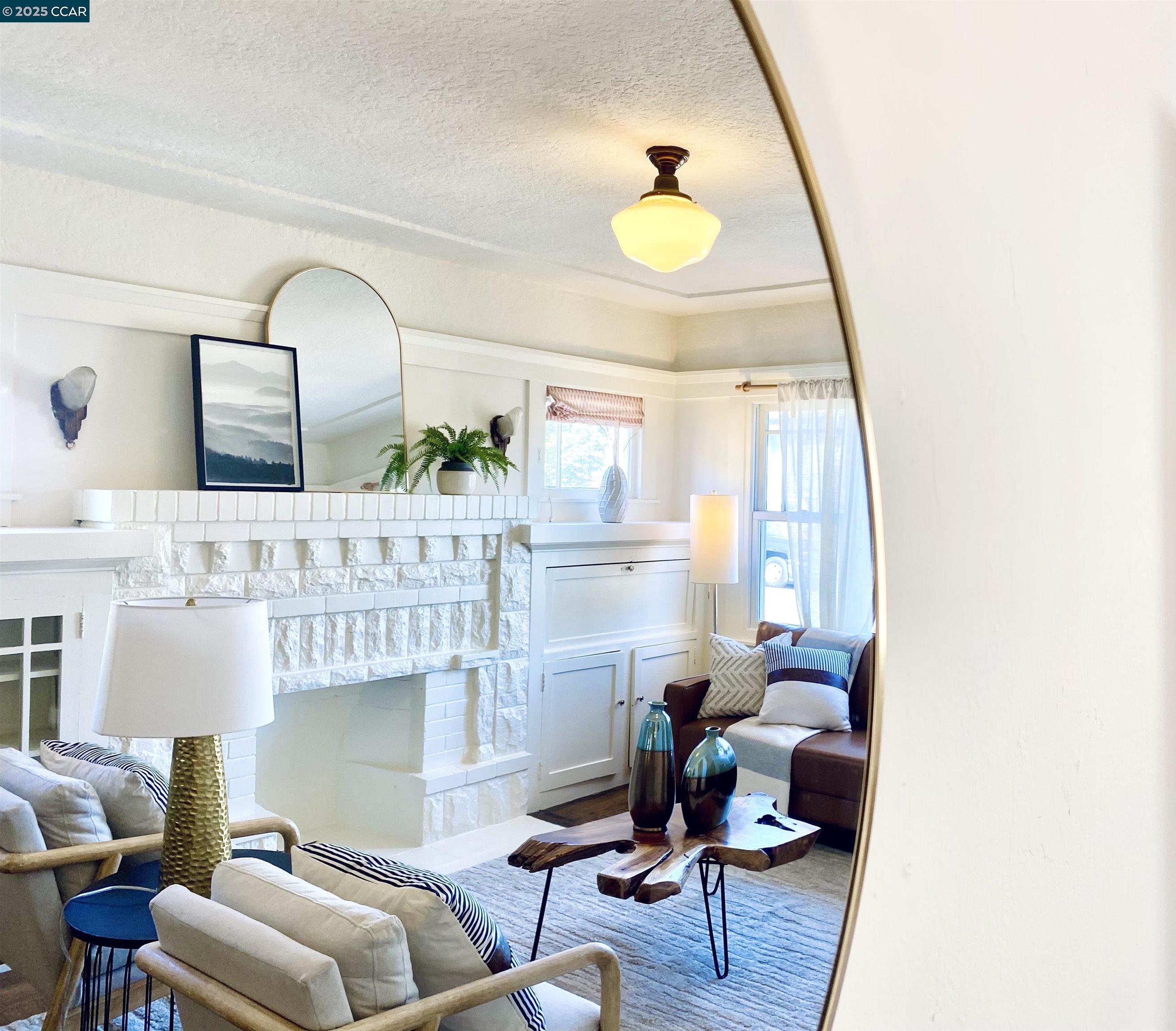 Detail Gallery Image 4 of 29 For 725 43rd Street, Oakland,  CA 94609 - 2 Beds | 1 Baths