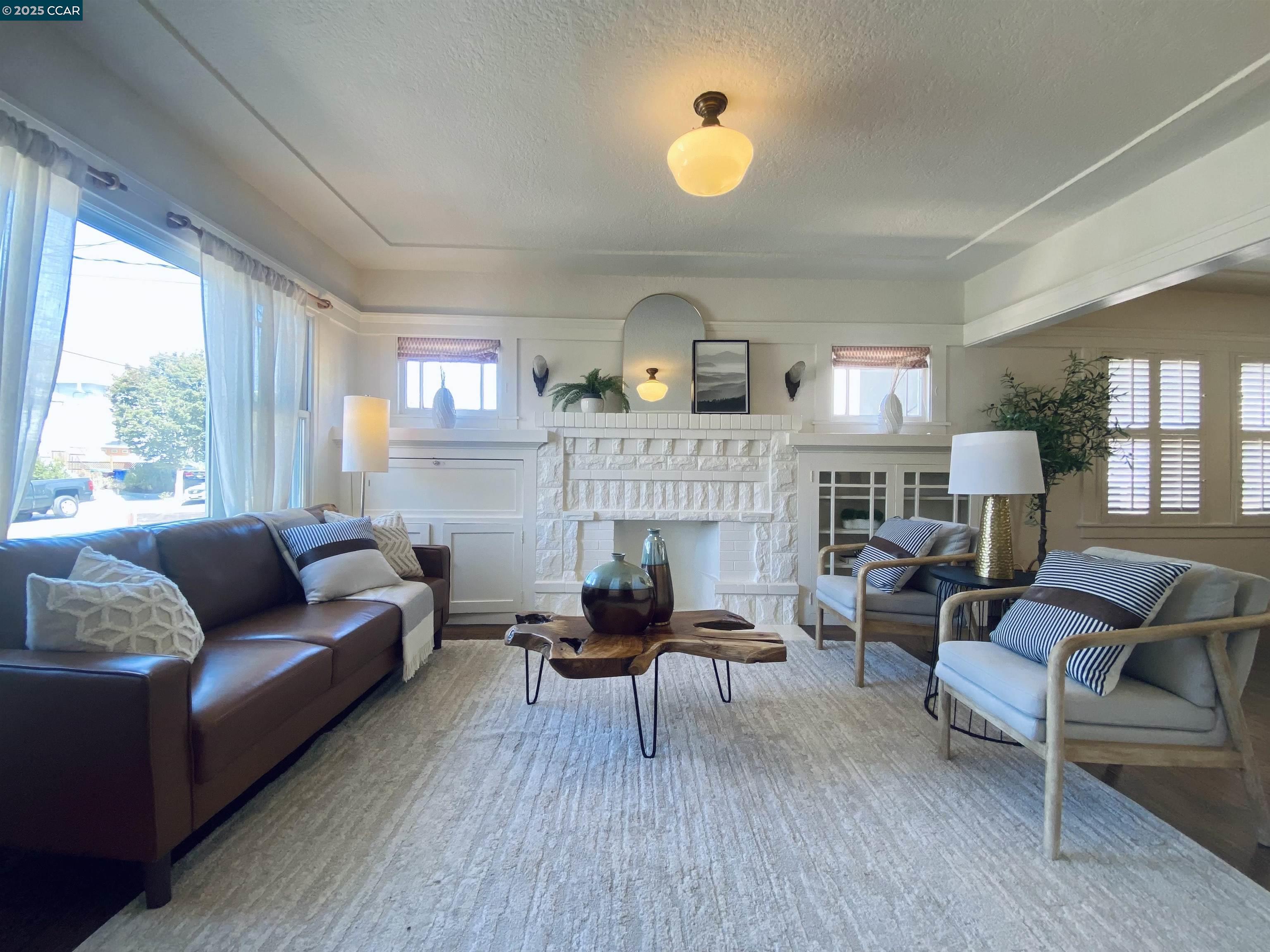 Detail Gallery Image 5 of 29 For 725 43rd Street, Oakland,  CA 94609 - 2 Beds | 1 Baths