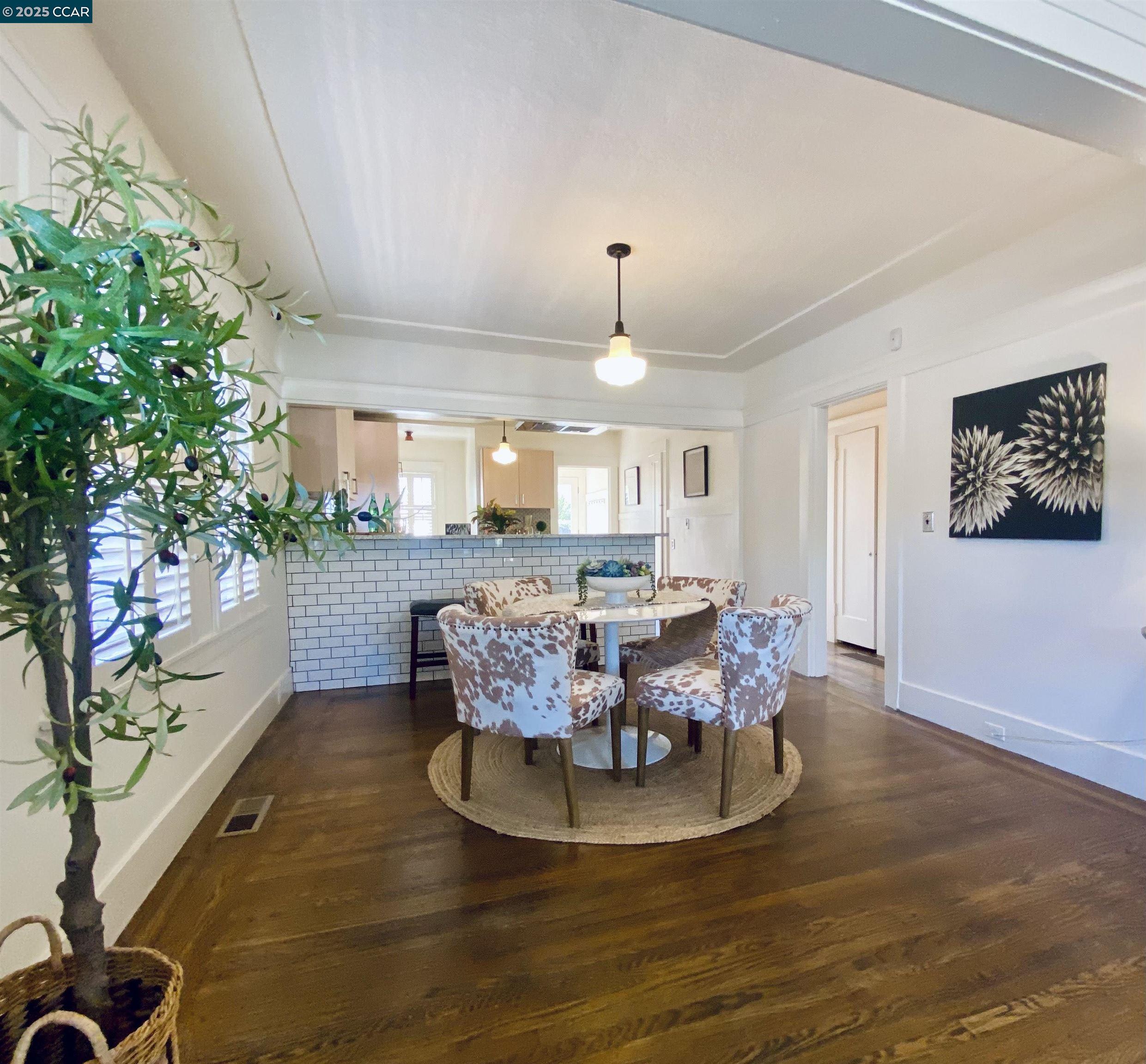 Detail Gallery Image 8 of 29 For 725 43rd Street, Oakland,  CA 94609 - 2 Beds | 1 Baths
