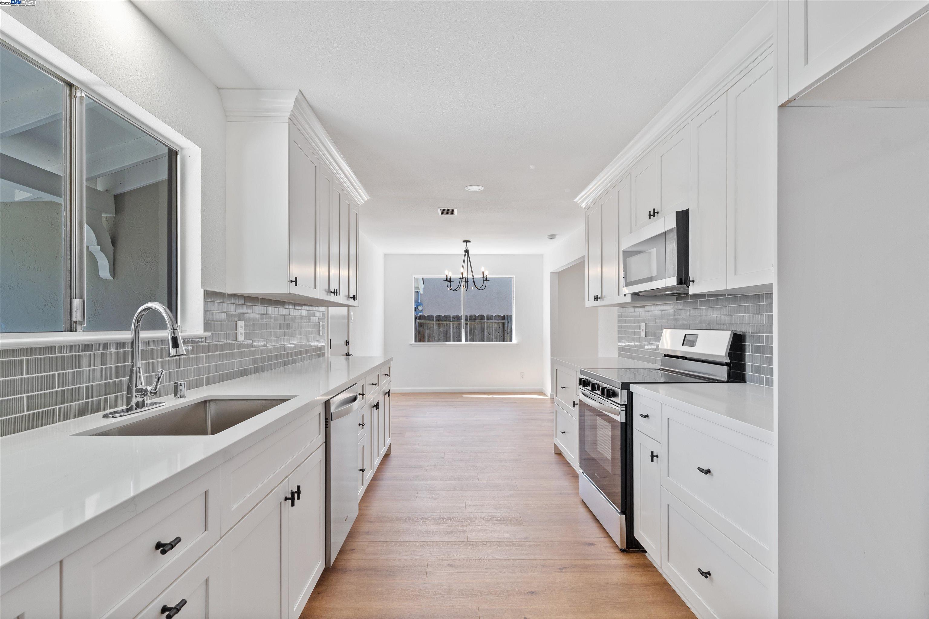 Detail Gallery Image 1 of 32 For 4010 Boulder Dr, Antioch,  CA 94509 - 4 Beds | 2 Baths
