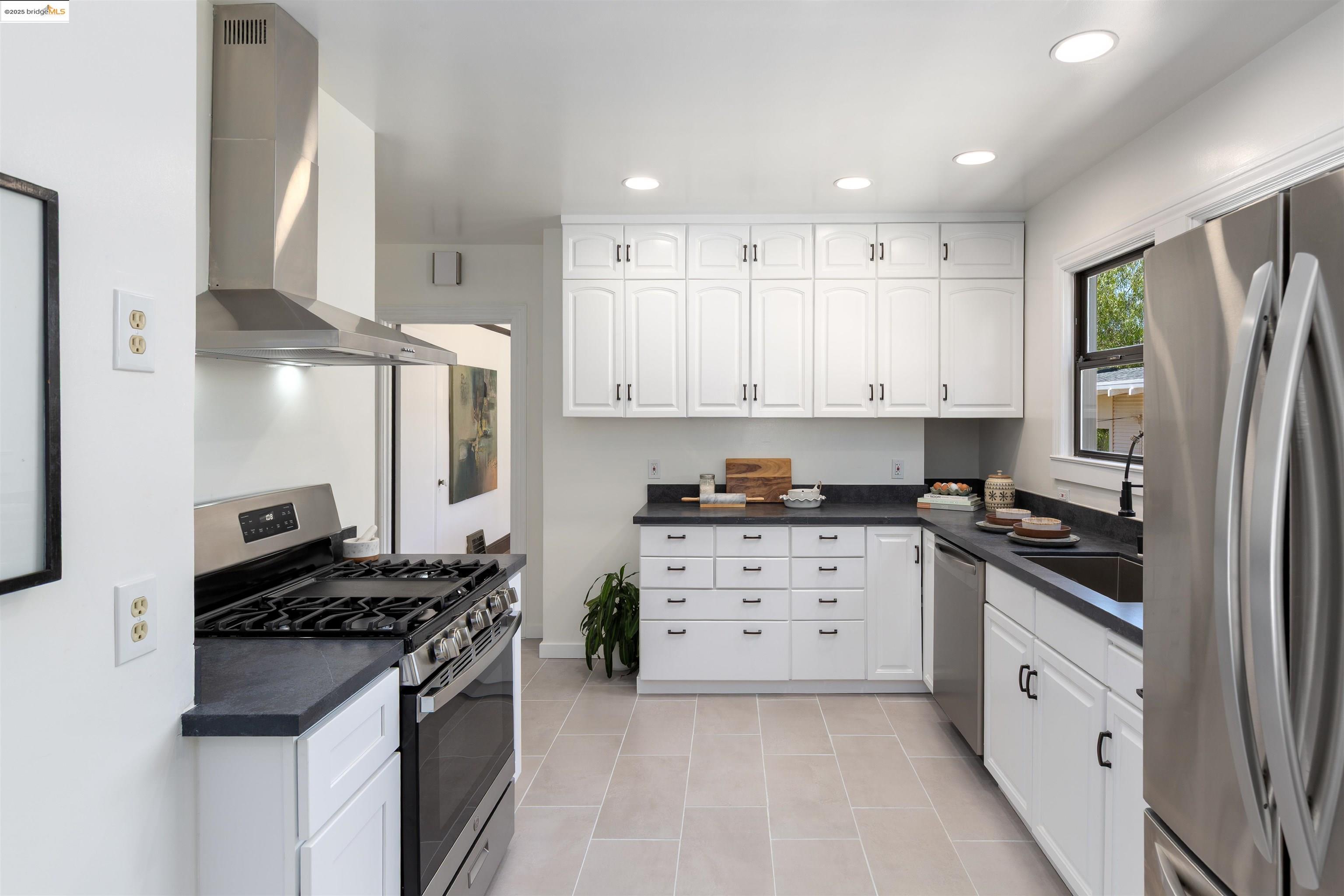 Detail Gallery Image 10 of 49 For 1351 Carlotta Ave, Berkeley,  CA 94703 - 5 Beds | 3 Baths